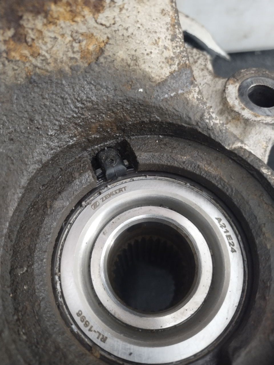 Запрессовал новый подшипник со старым магнитным кольцом. — Mazda 3 (1G) BK