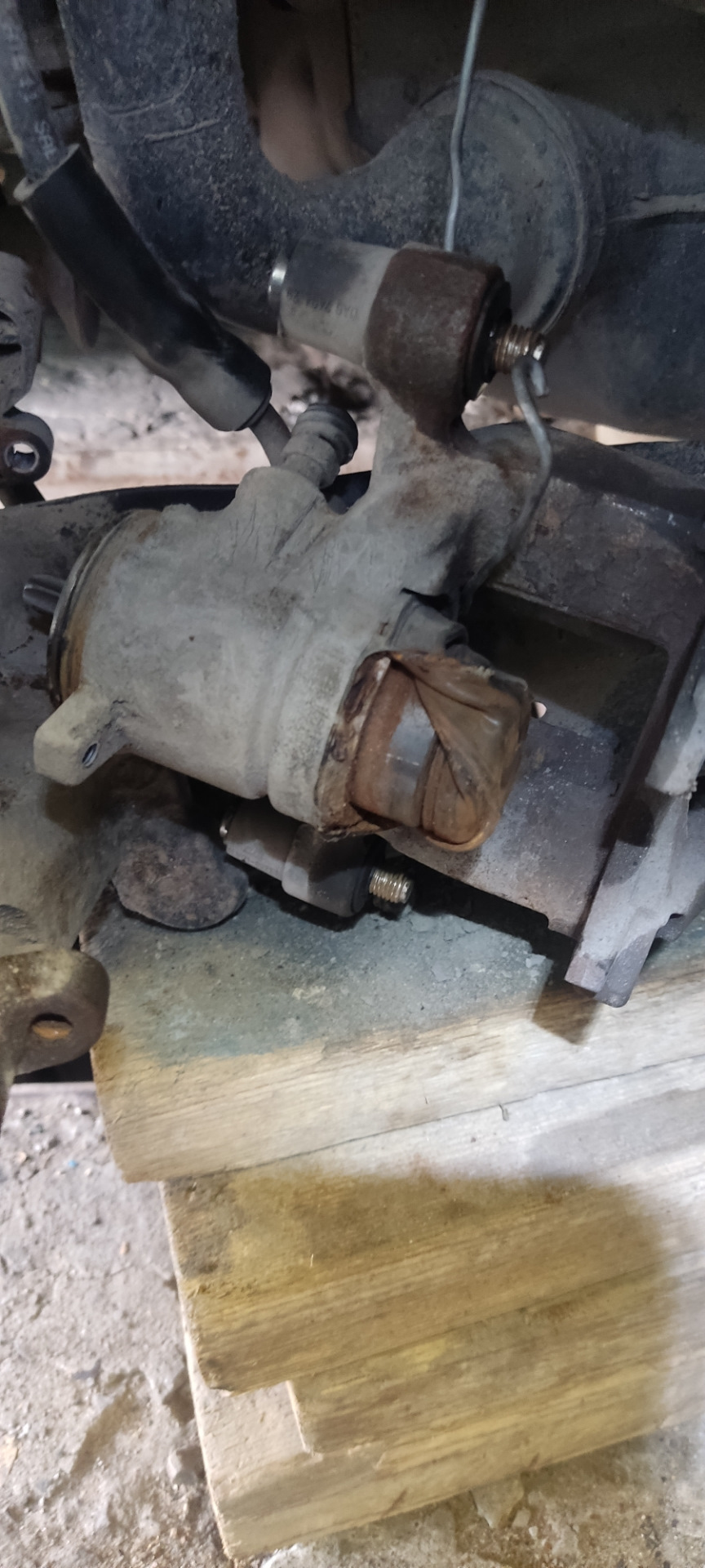 Заклинил задний суппорт — Audi A3 Sportback (8VA), 1,8 л, 2013 года ...