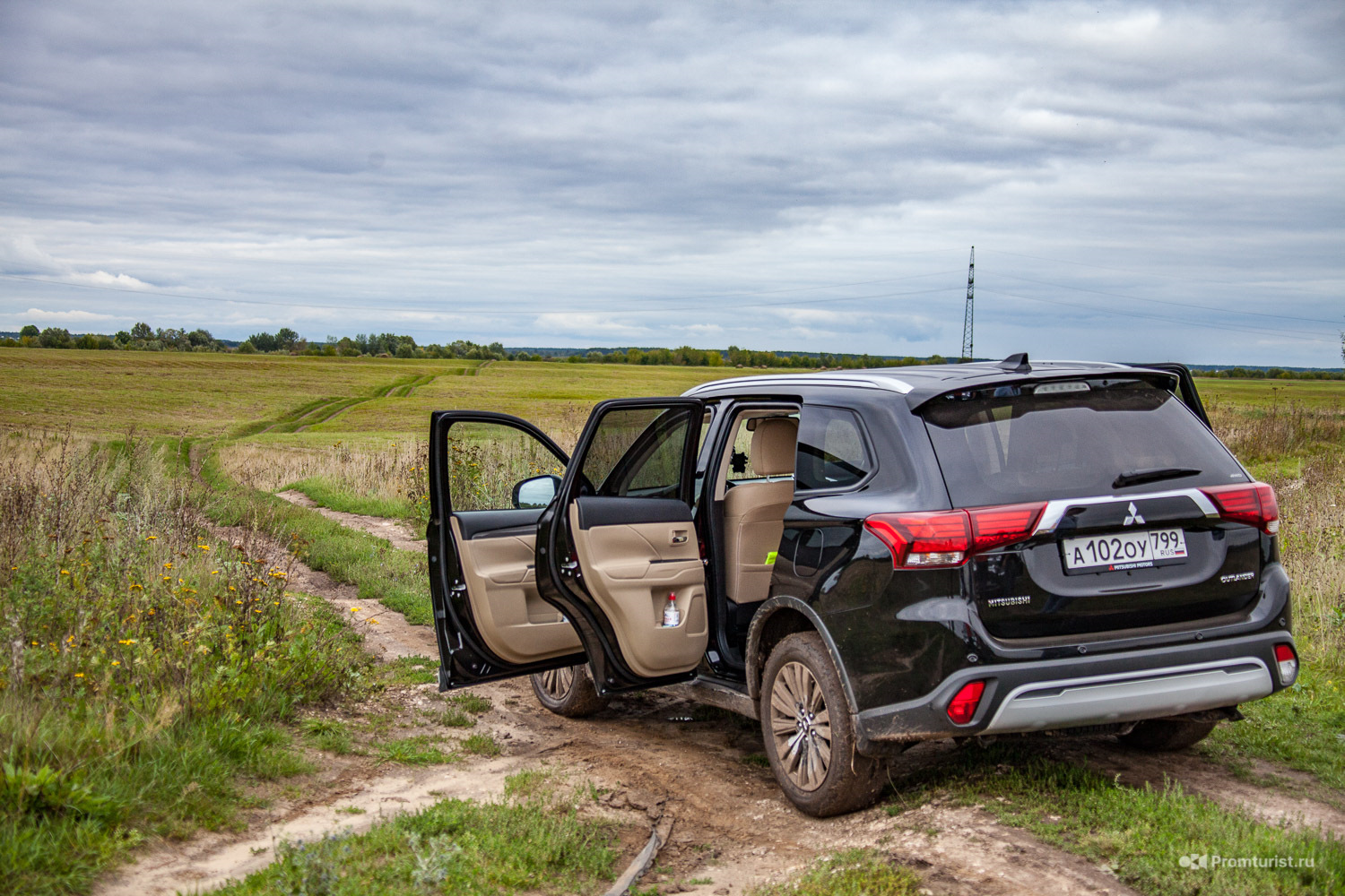 Сравнить митсубиси аутлендер. Аутлендер 3 с прицепом. Mitsubishi Outlander семиместный. Митсубиси Аутлендер с прицепом. Аутлендер 360.