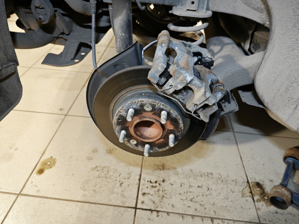 Задние тормозные диски и колодки — Mazda CX-30, 2 л, 2021 года