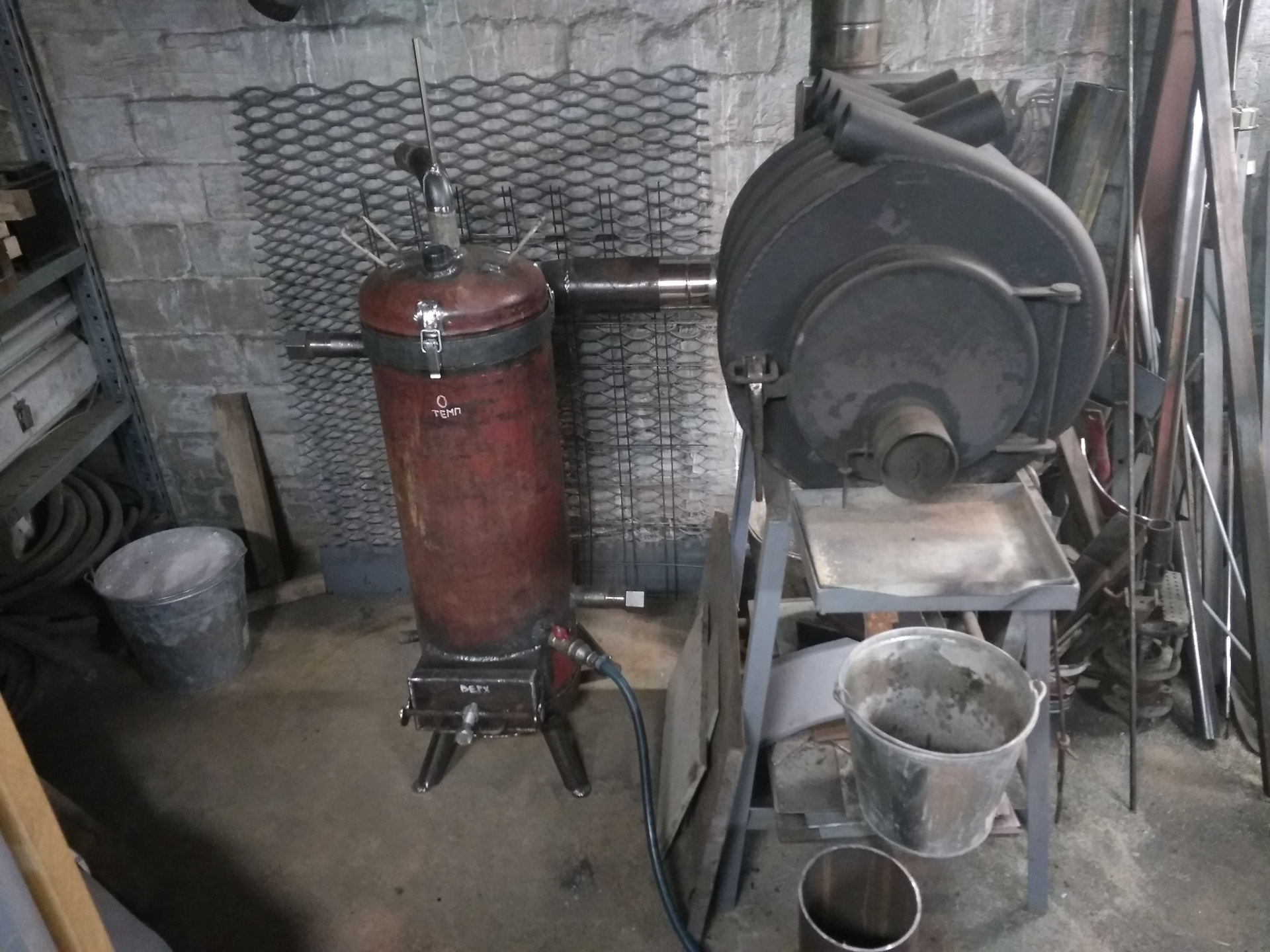 Чем варить котел. Котел в гараж. Двухоборотный котел на отработке. Печь для варки свиньям. Двухоборотная печь на отработке.
