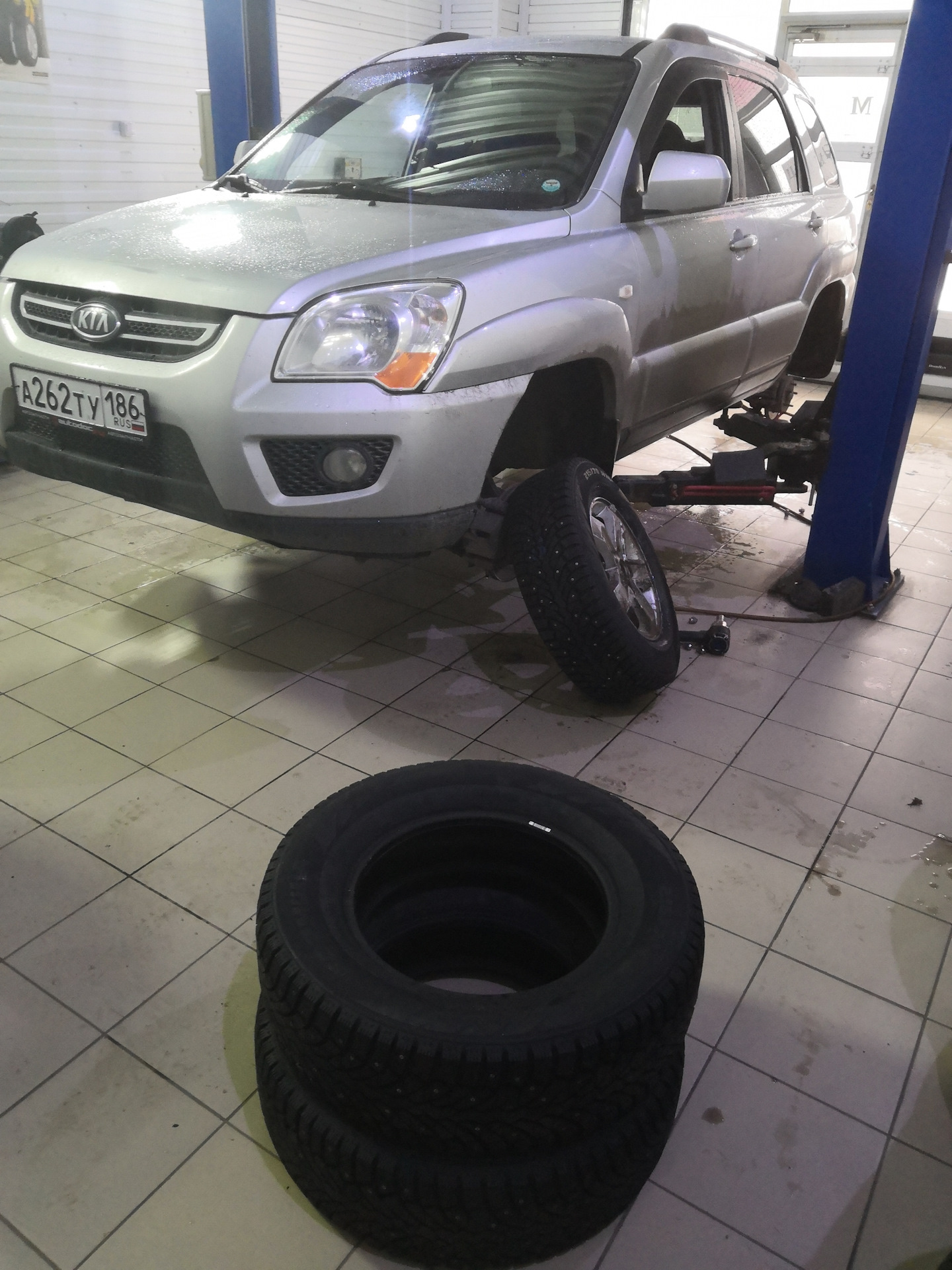 Зимняя резина 215/70 R16 — KIA Sportage (2G), 2 л, 2010 года | шины | DRIVE2