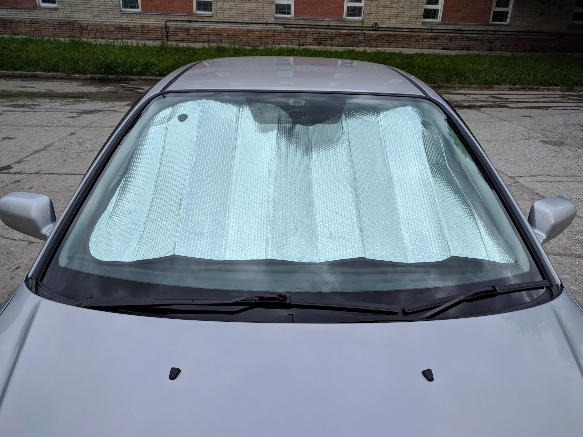 Экран на лобовое стекло автомобиля. Солнцезащитная шторка на лобовое стекло 1405-939. Форд фокус 2 солнцезащитный экран лобового стекла. Солнцезащитный экран на лобовое стекло. Шторка от солнца для автомобиля на лобовое.