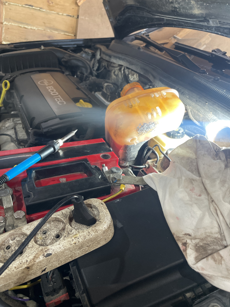 Замена расширительного бочка. — Opel Astra H, 1,6 л, 2008 года ...