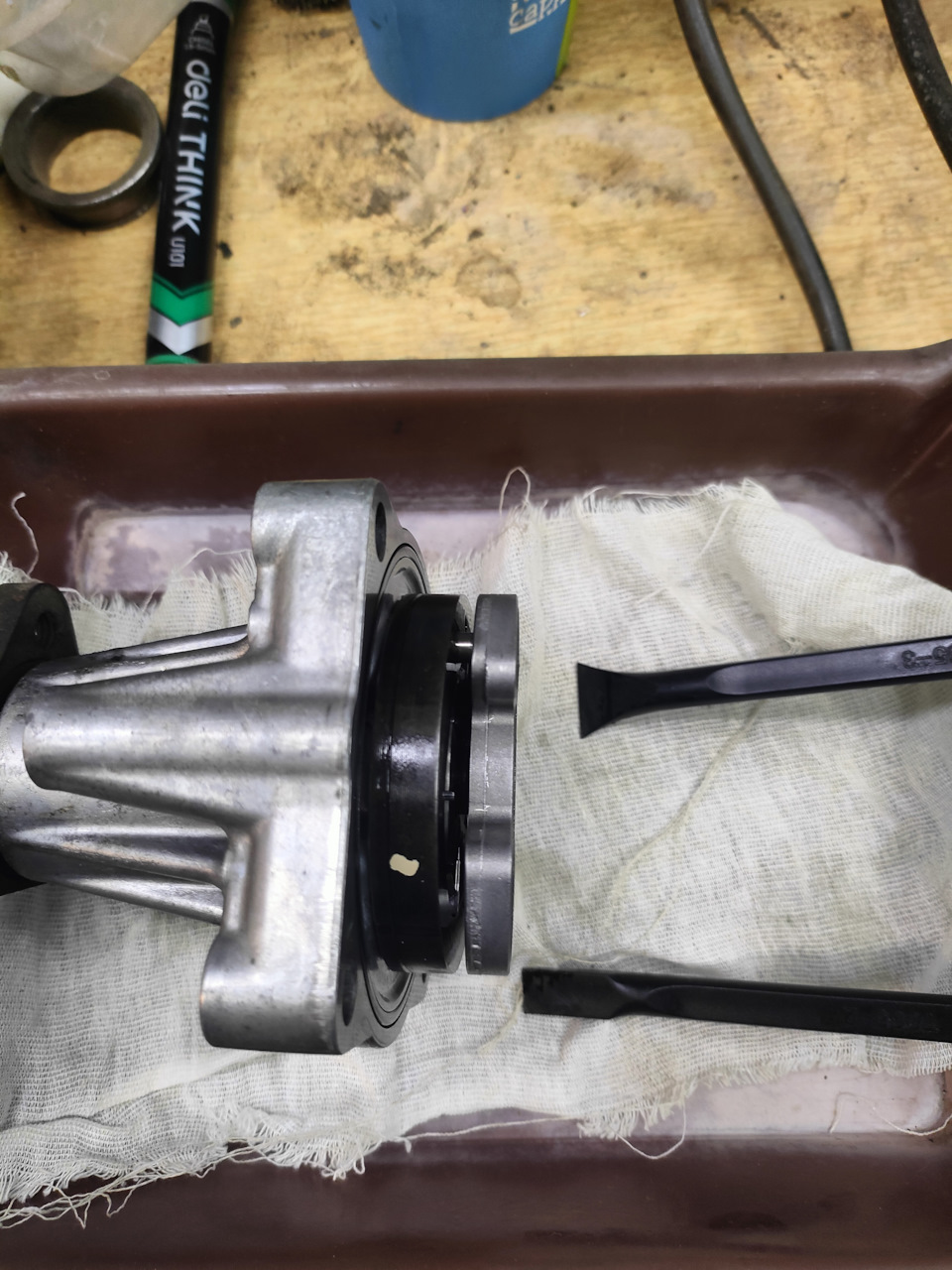 Пластиковые монтажки помогли отсоединить статор. За столько то лет прилип — не отодрать 🤣. — Audi 100 (C4)