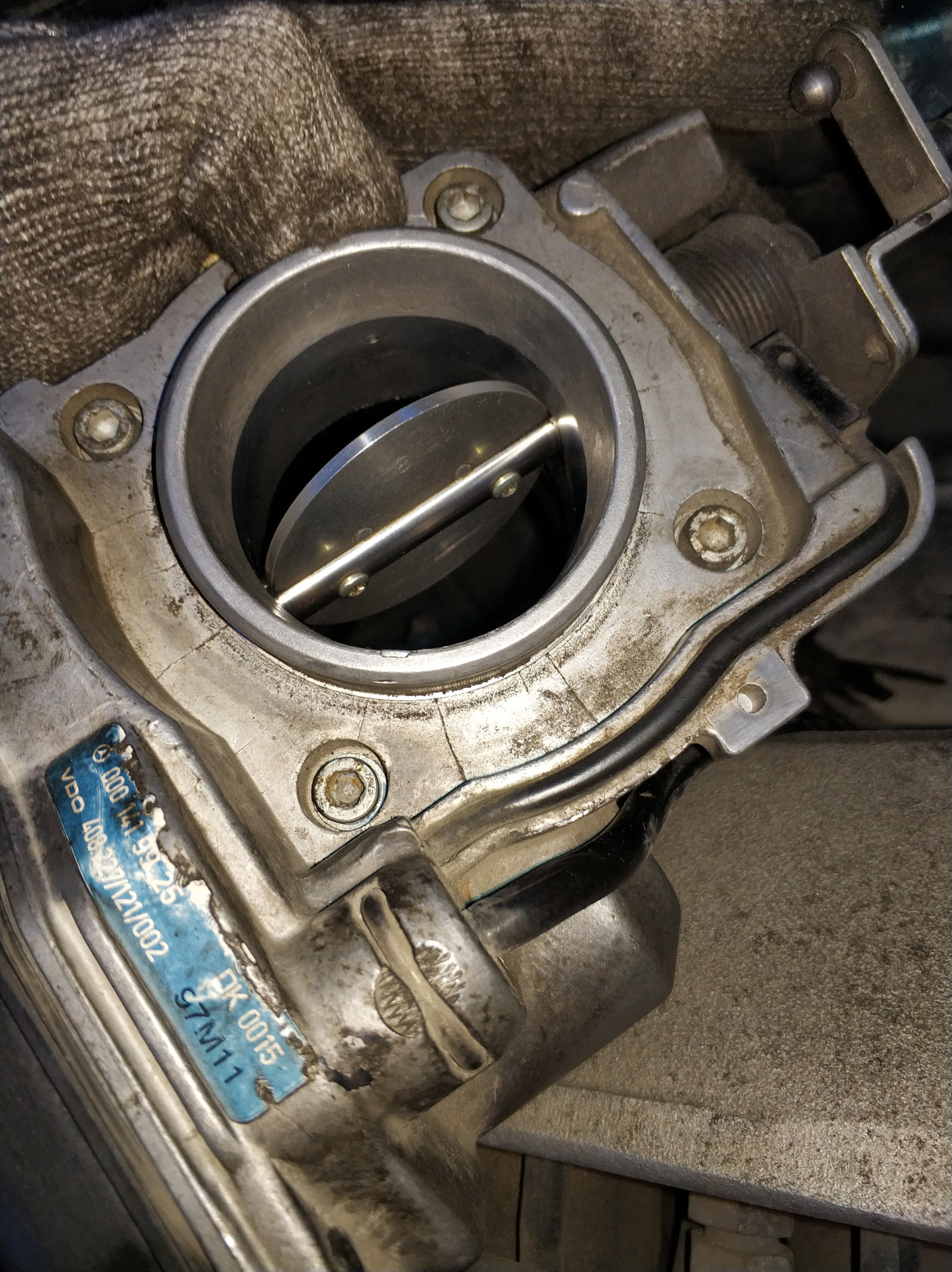 Чистим дроссельную заслонку и регулируем тягу. — Mercedes-Benz Vito (1G ...