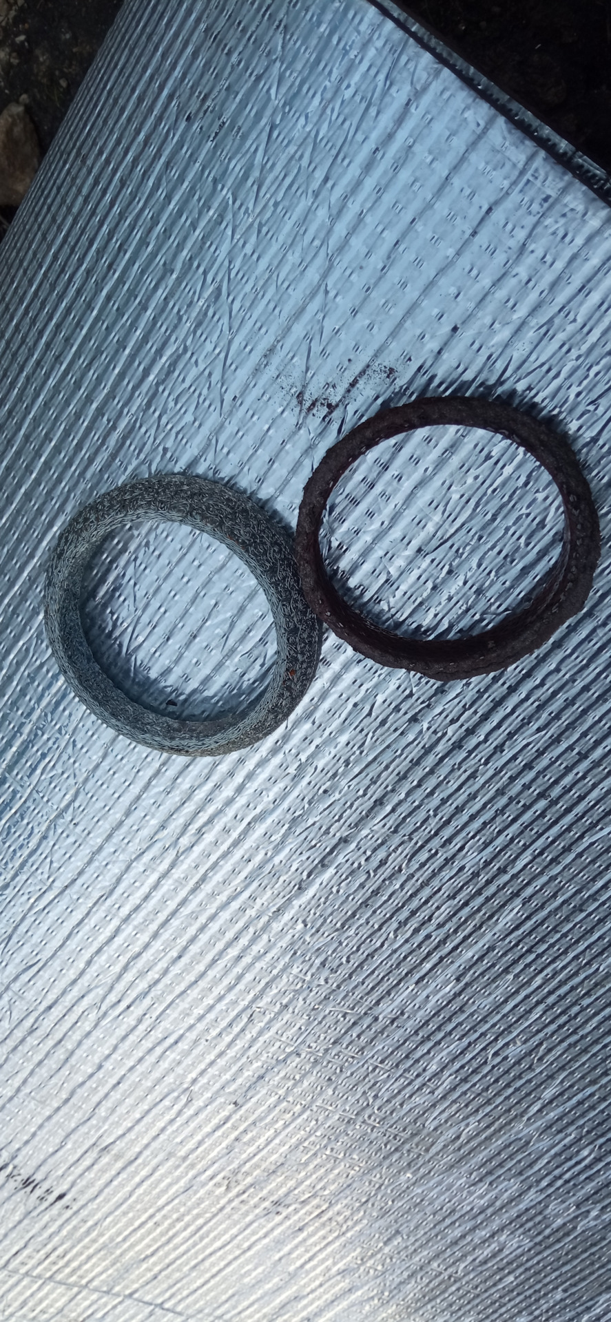 Замена прокладки приемной трубы — Renault Logan (1G), 1,4 л, 2010 года ...