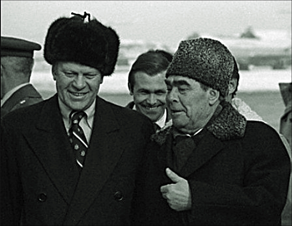 Ссср будь мужчиной. Пыжиковая шапка Брежнева. Брежнев 1976.