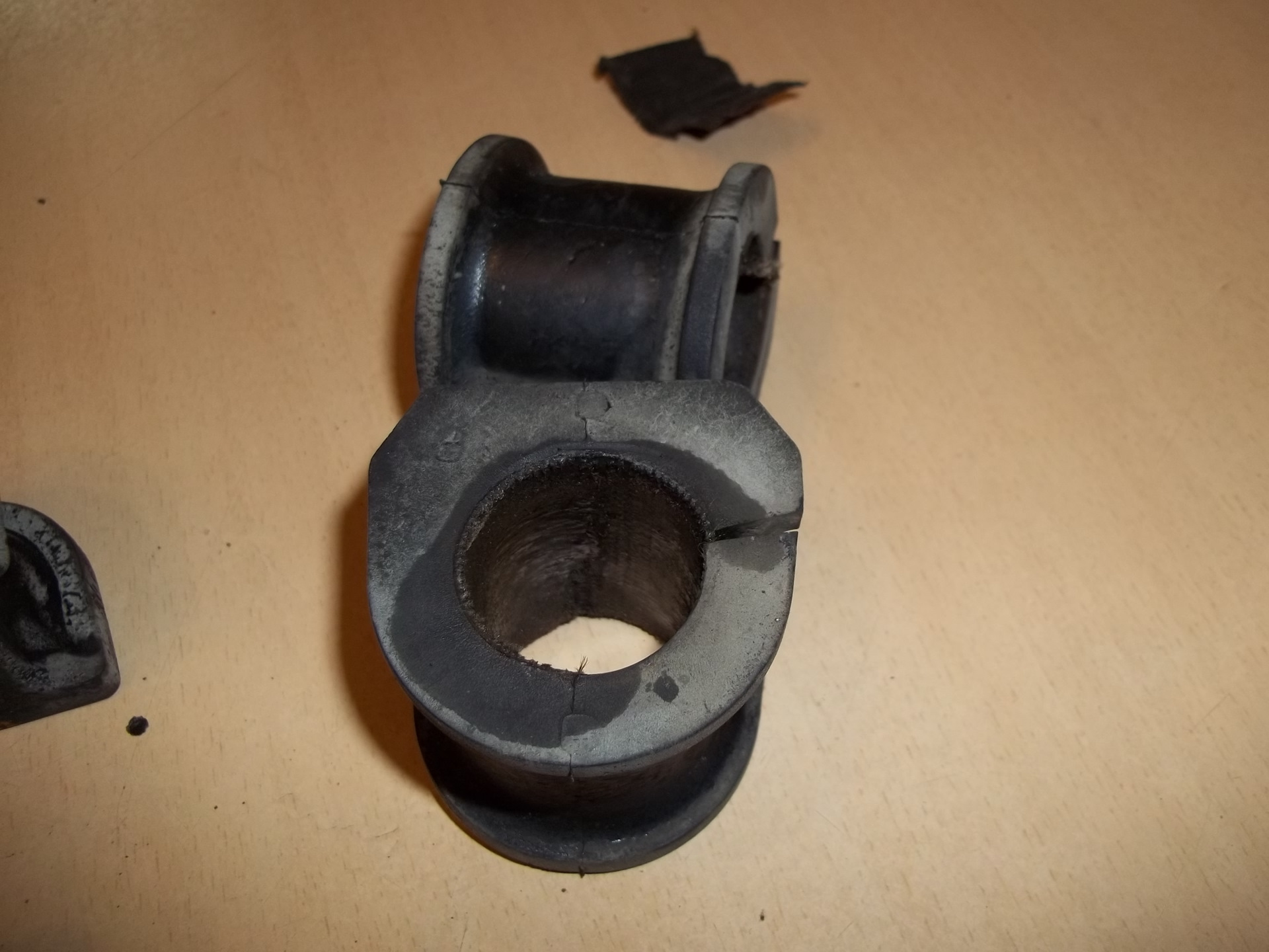 Втулки mitsubishi pajero sport 1. Втулки стабилизатора паджеро спорт 1. Втулки стабилизатора pajero. Втулки стабилизатора pajero. Втулки переднего стабилизатора паджеро 4 3.