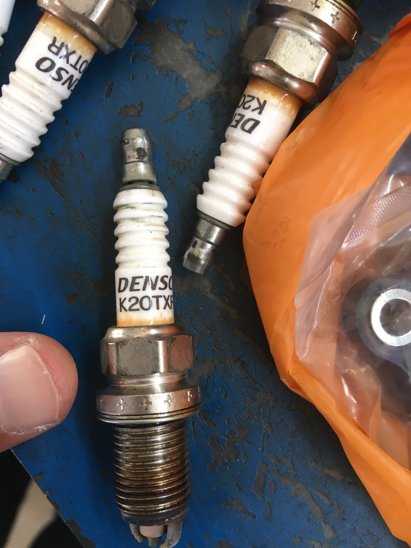 Свечи на бмв n20 торч. Свечи зажигания м54б30. Свечи бмв е39 м54. Свечи на м. Свечи после гидроудара.