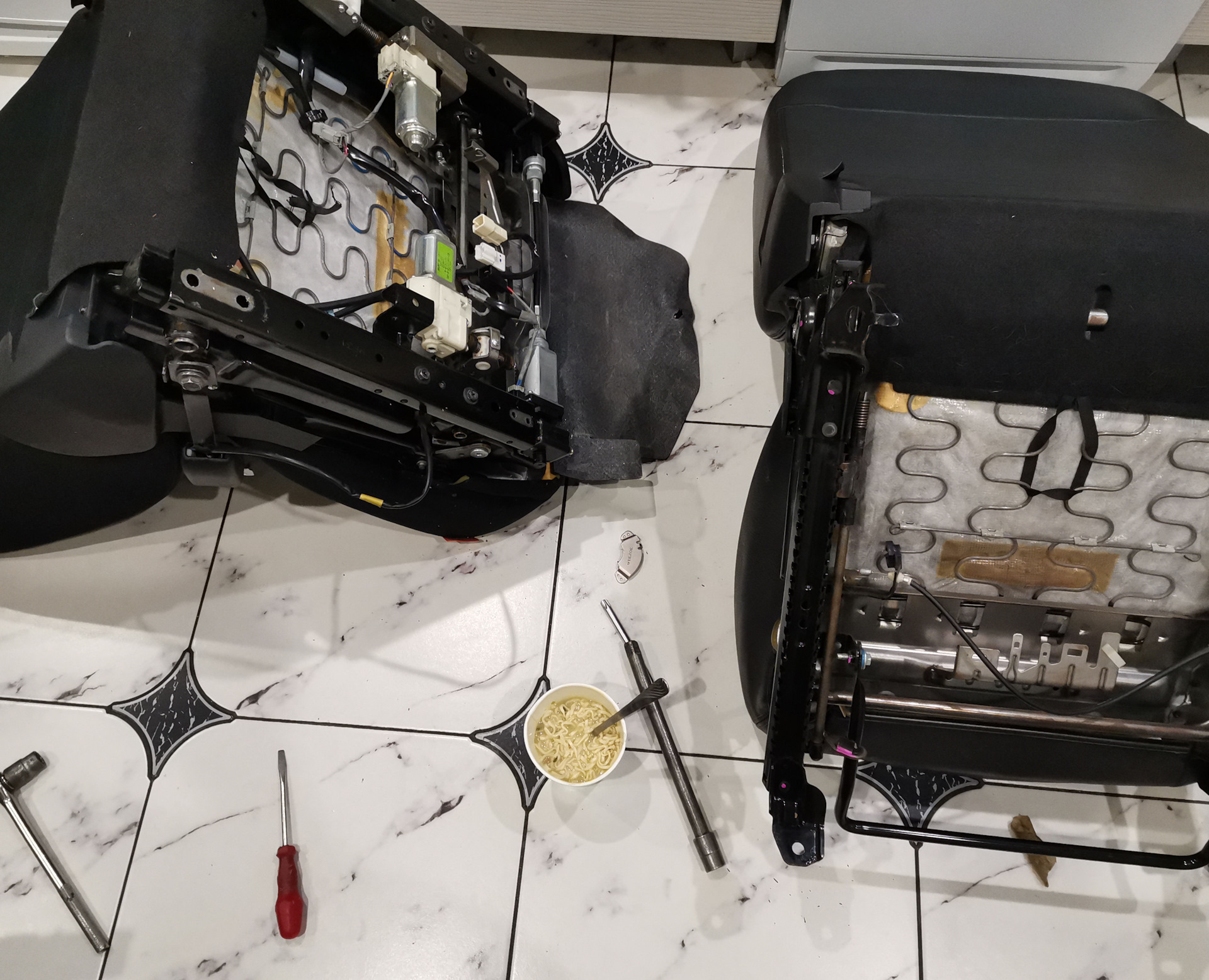 сиденье на киа рио 3 с электроприводом. сиденье пассажирское хс70 с электроприводом. шкода суперб сидения с электроприводом. сидения гольф 6 спортлайн. Kia proceed кресло с электроприводом.