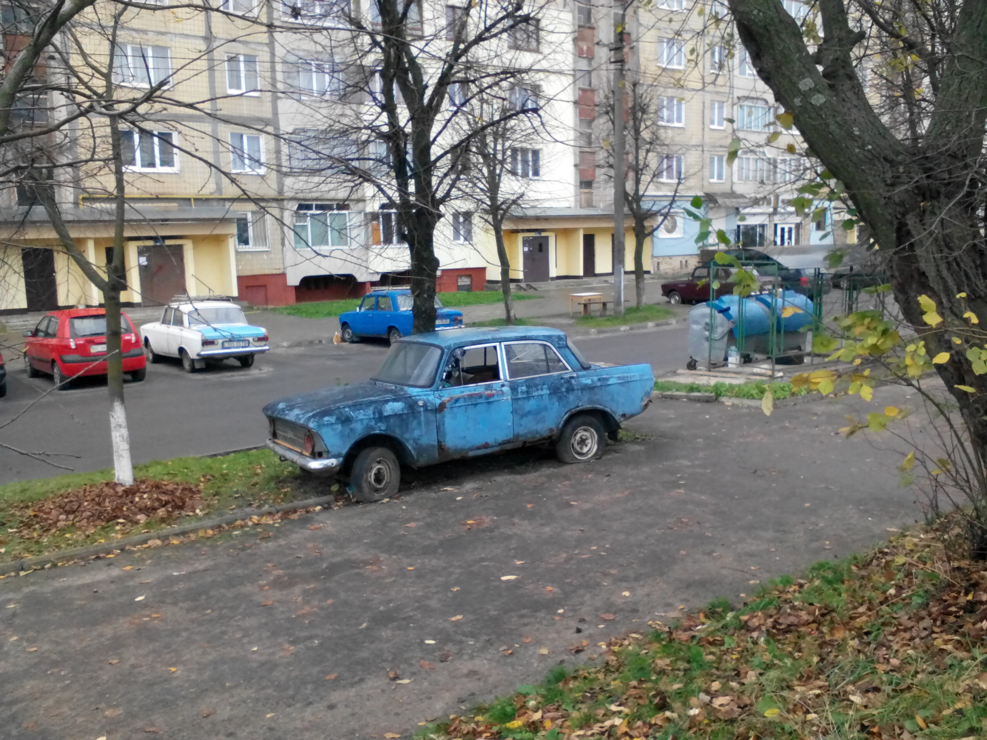 Заброшенные русские машины во дворах