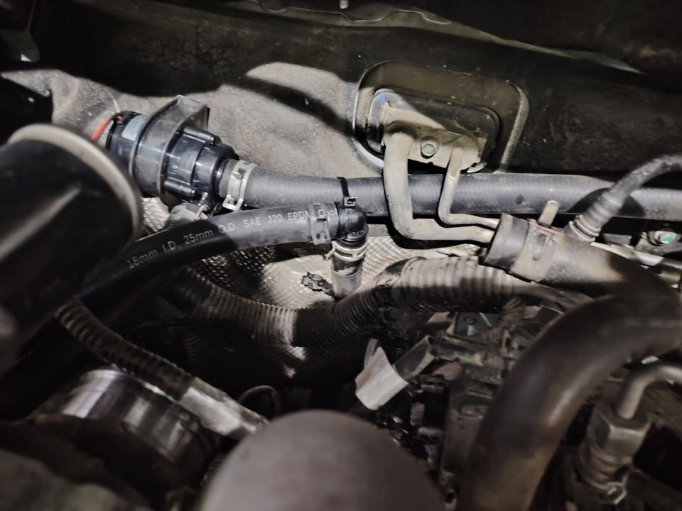 с десь угол 90 градусов это шланг который был на печке, ничего не резал просто подвернул его перегибов нет, но поже когда ставил фильтр разместил его не рядом со шлангом а ниже, так как он упирался в корпус филтра перед турбиной — Great Wall Poer