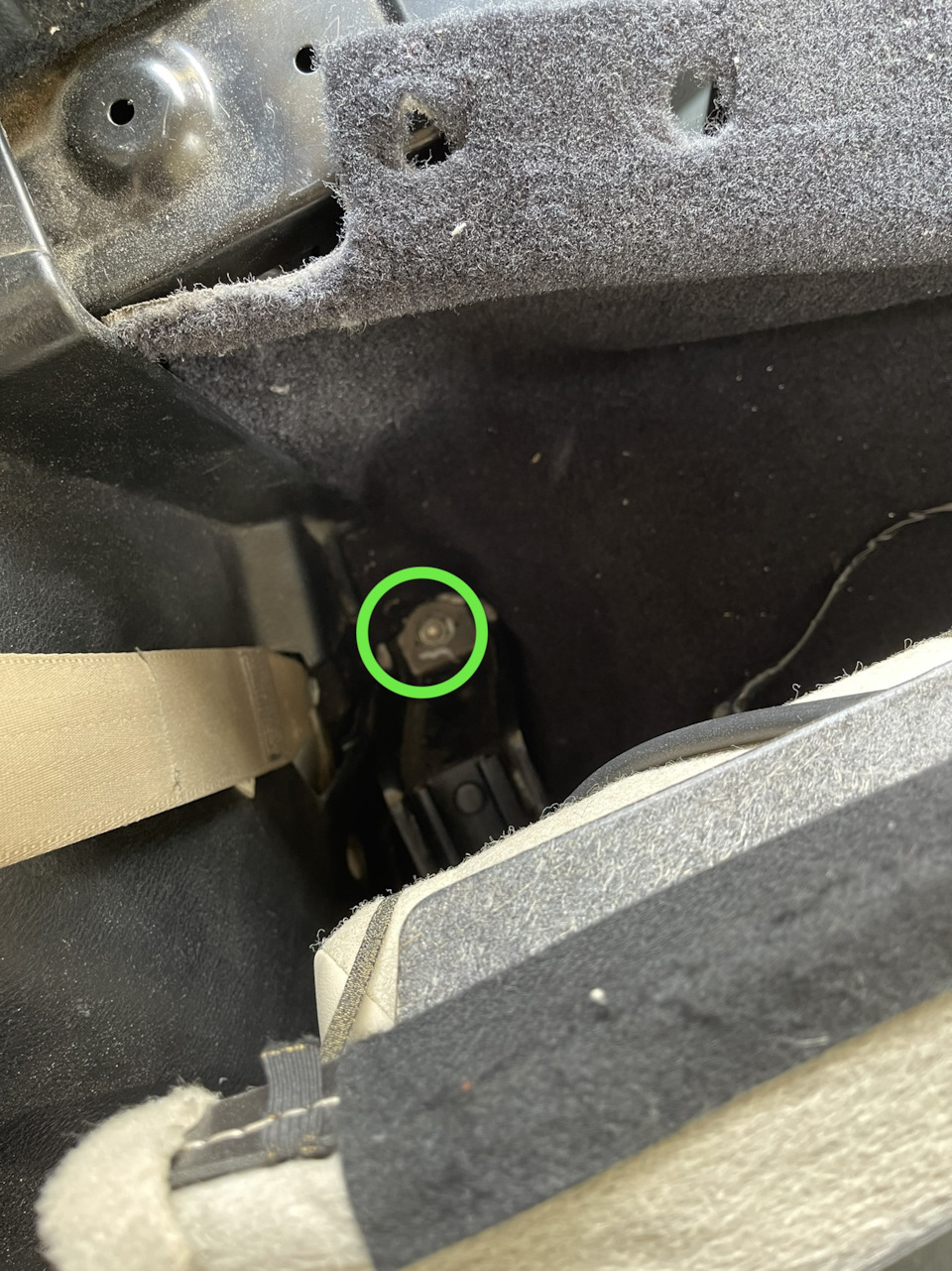 Выкрутить 10 болтов крепления кресел — Lexus RX 400h (2G)