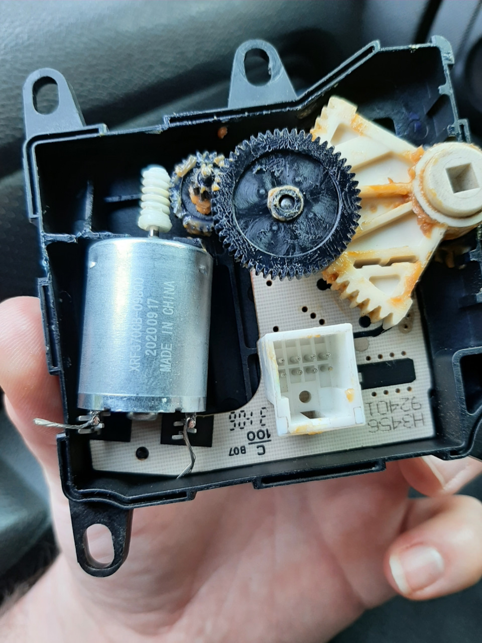 Привод заслонки печки. — Ford Explorer (4G), 4 л, 2007 года | поломка ...