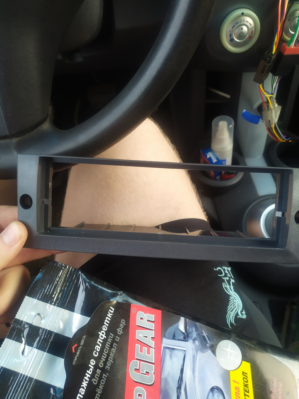 Для того, чтобы на месте штатки новая магнитола встала как родная, я приобрел такую рамку (если кому интересно кину ссылку на такую) — Mitsubishi Colt VI