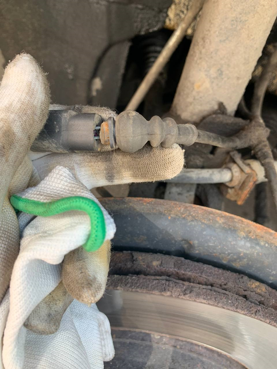 ремонт разъема датчика колодок — Volkswagen Golf Mk6, 1,6 л, 2012 года ...