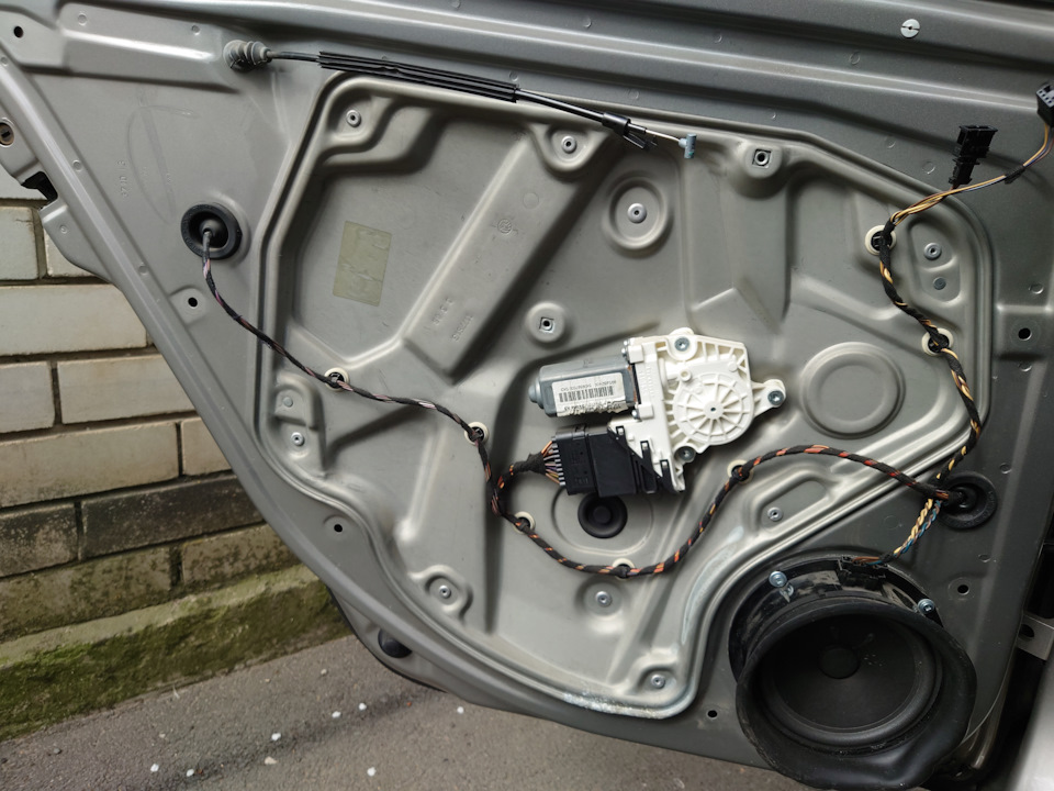 Установка щитов задних дверей на резьбовые заклепки. — Skoda Octavia A5 ...