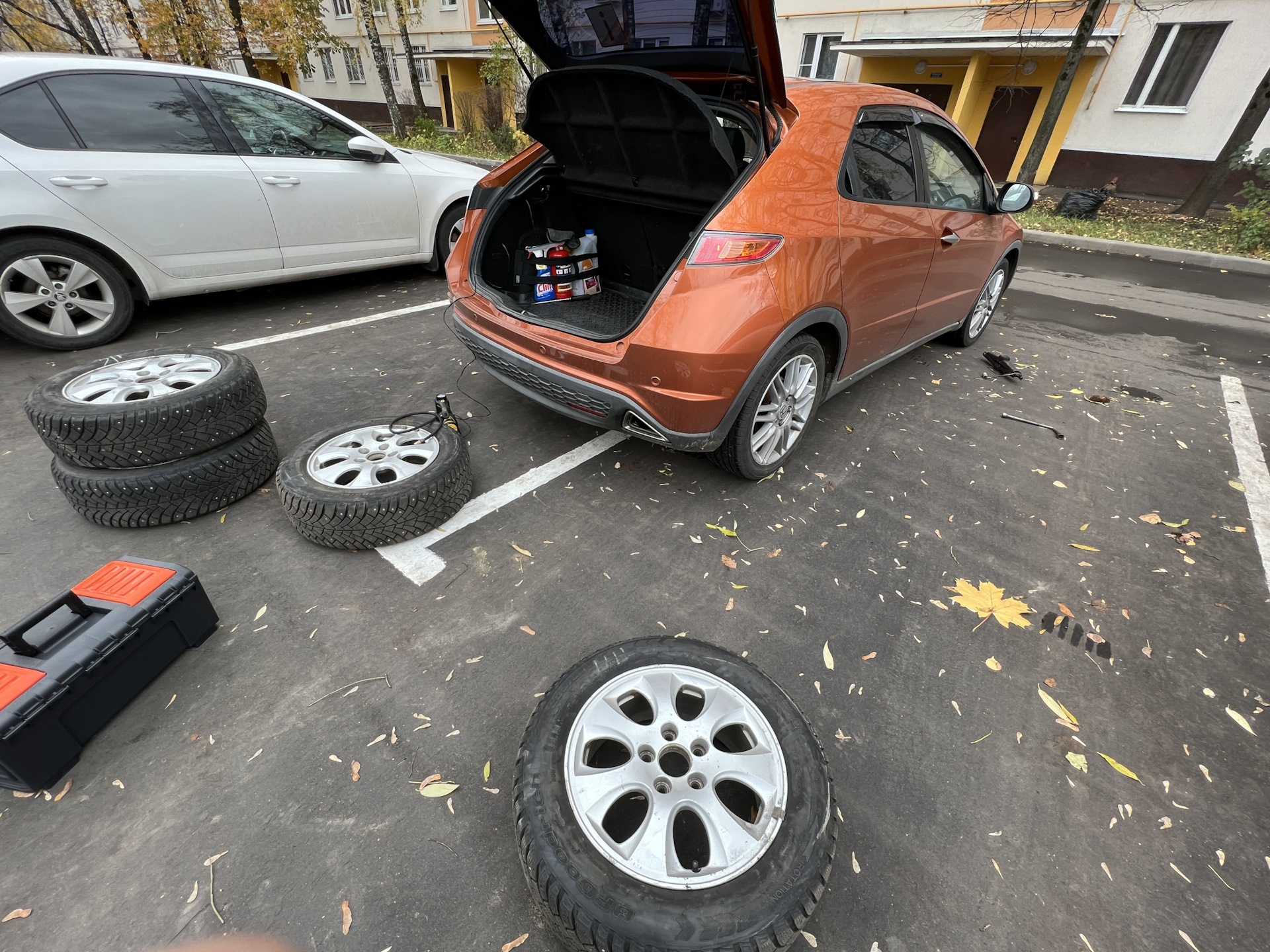 Переобувка колес 16 радиус. Взял колесо. Зимой на летних колесах прикол.