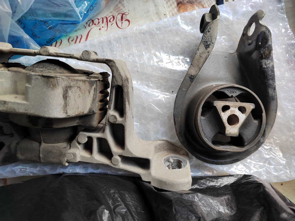 Подушки двигателя. Замена — Mazda 5 (2G), 2 л, 2011 года | расходники ...