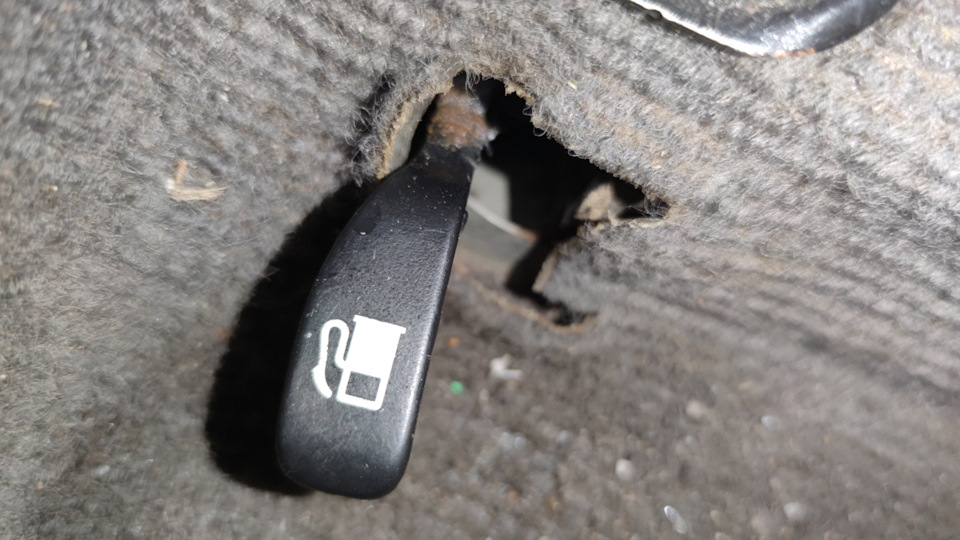 6. Рычаг открытия бака — Toyota Corolla (100), 1,6 л, 1999 года ...