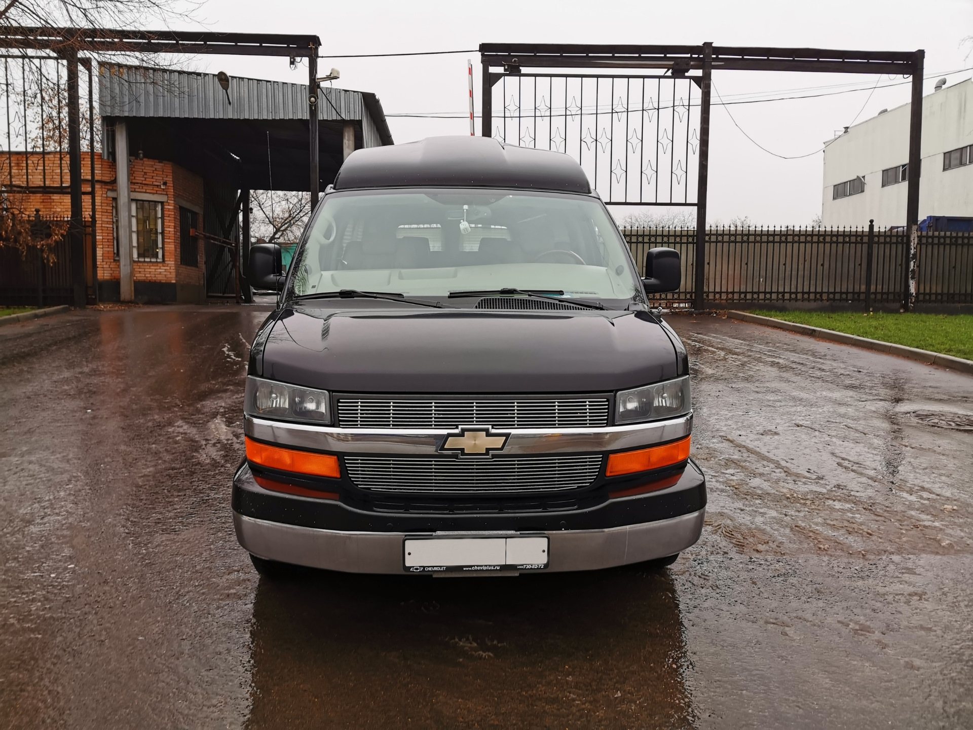 Express drive. Chevrolet Express 2023. Шевроле экспресс драйв. Диски для Chevrolet Express. Chevrolet Express 2008 салон.