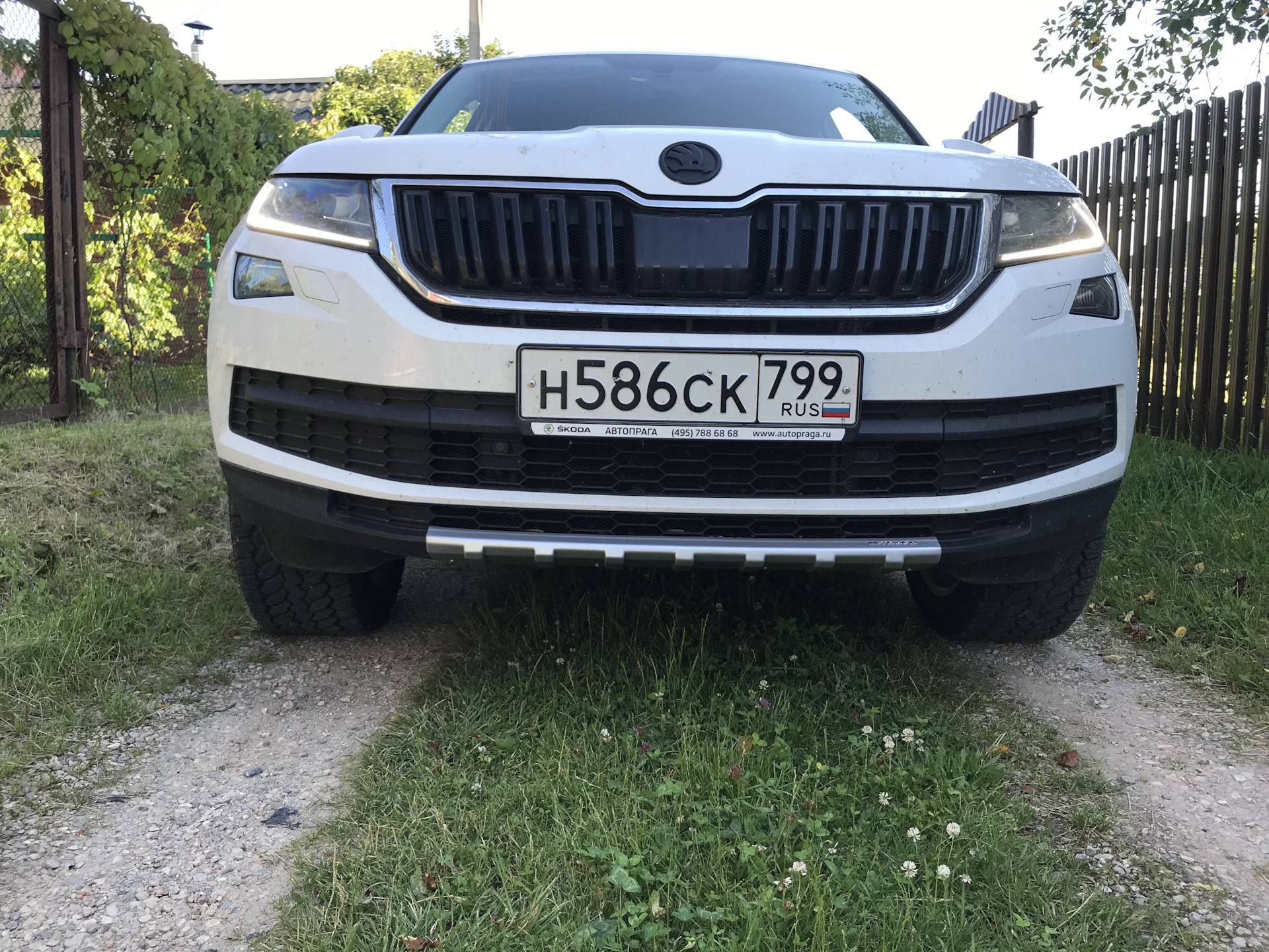 Передний парктроник кодиак. Milotec Skoda Kodiaq. Бампер Шкода Карок. Парктроник Шкода Кодиак передний. Передний бампер Шкода Карок.