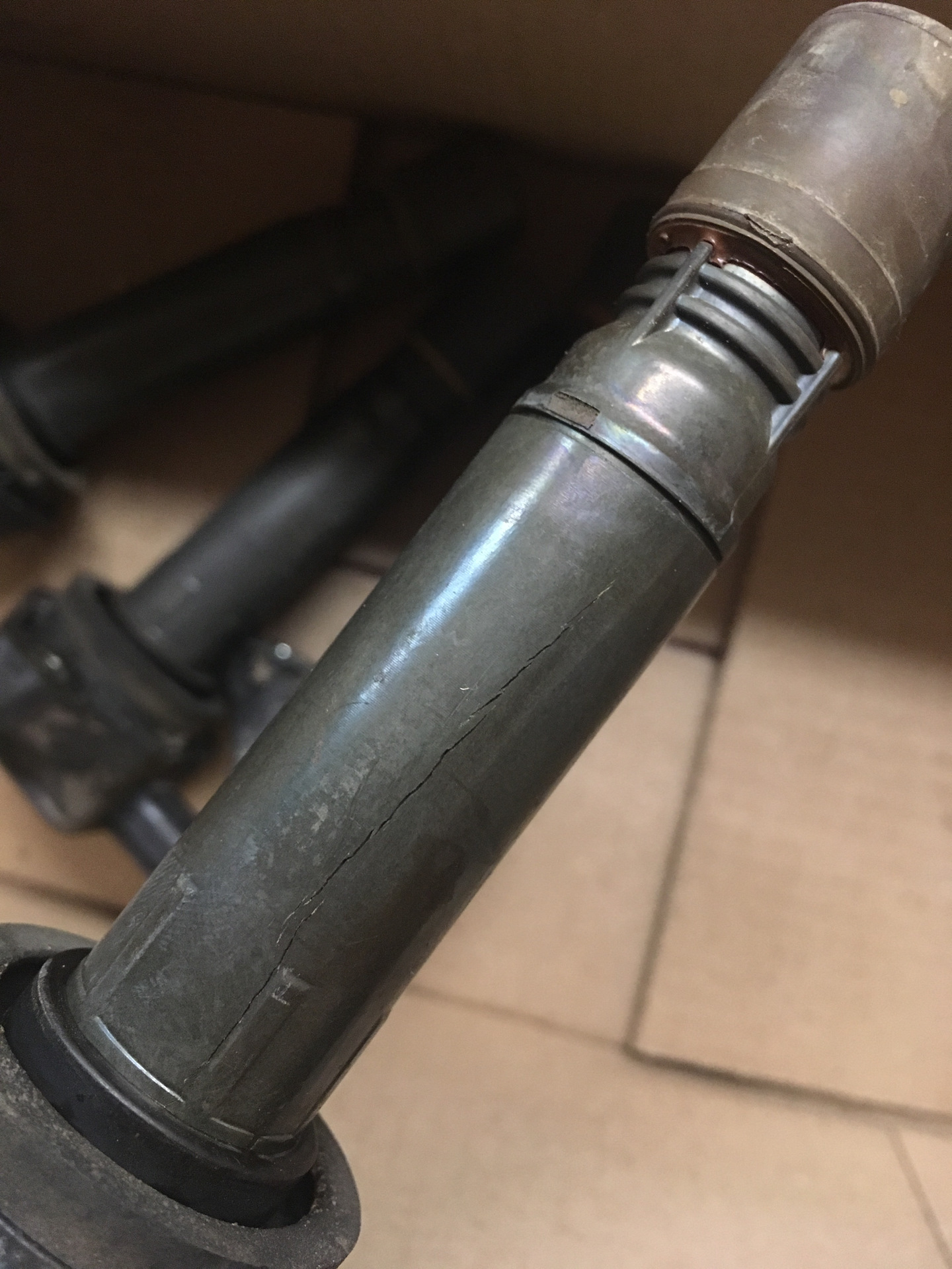 Лопнула катушка зажигания тойота. Пробой катушки зажигания тойота. Пробои в катушке зажигания опель. Треснула катушка зажигания. Трещина на катушке зажигания.