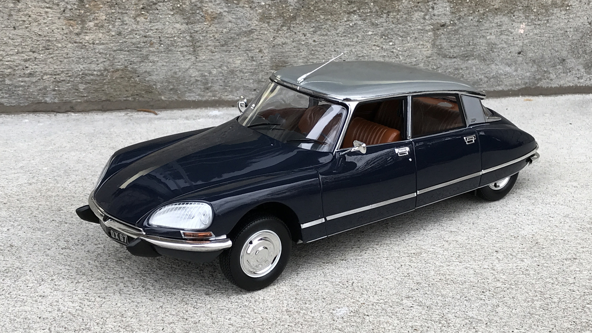 Старый ситроен. Citroen DS 23. Citroen 1/18. Citroen DS 23 1:18. Старый Ситроен DS.