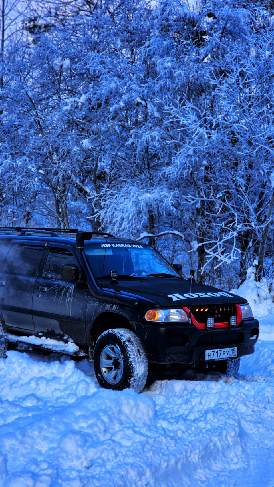 этому ваще пофиг, на летней резине прёт как танк))) — Mitsubishi Montero Sport (1G)