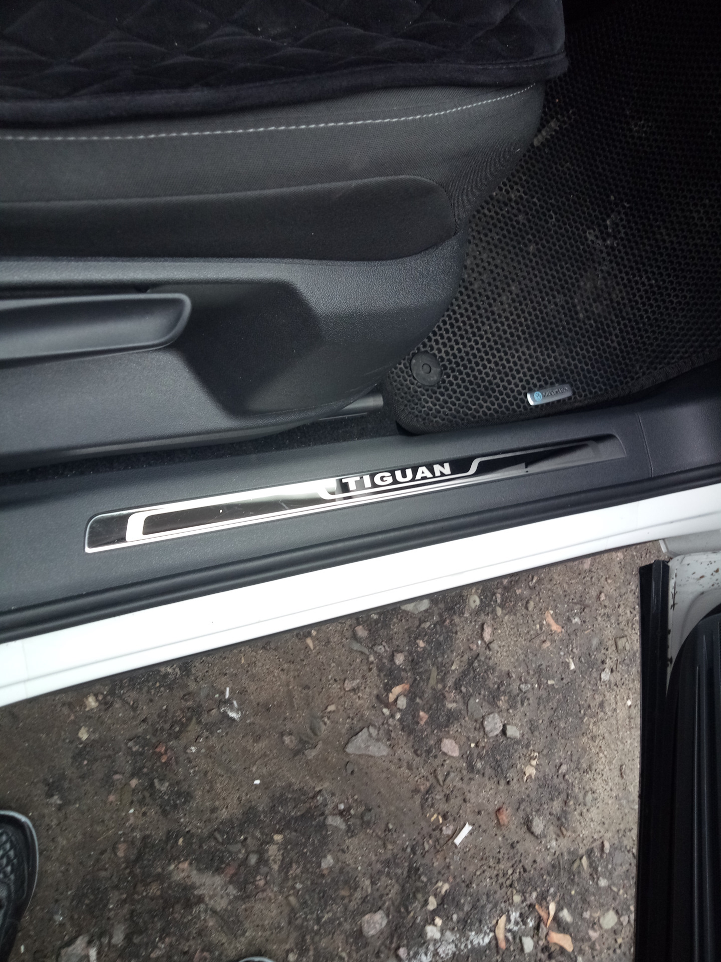 Пороги тигуан 2. Накладки на пороги Tiguan 2. Накладки на пороги Тигуан 1. Пороги Тигуан 1. Тигуан 1 как установить пластиковые накладки на пороги.