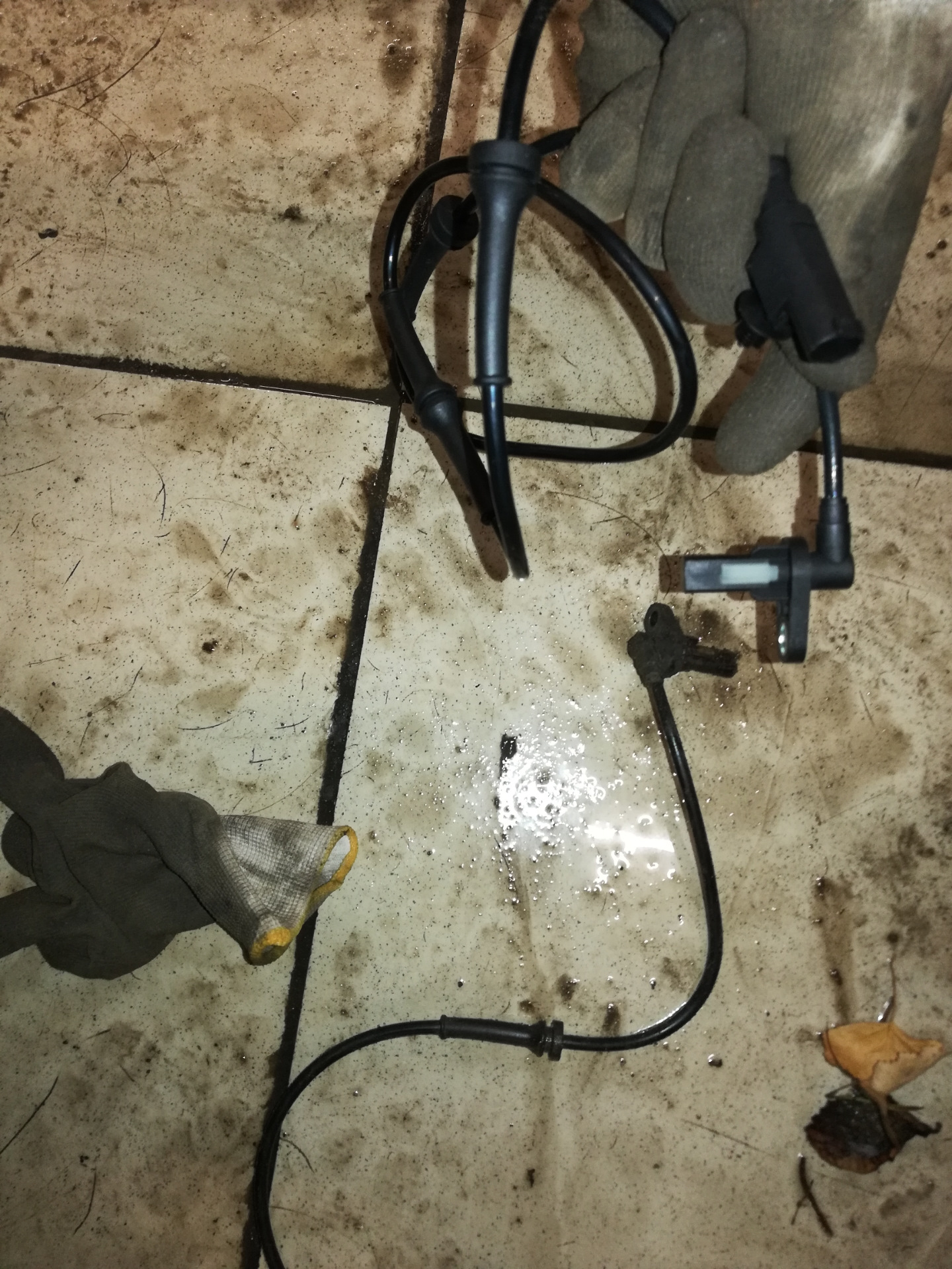 Датчик спидометра камри sv40. Датчики абс поврежденные. Гребенка датчика абс датсун. Неисправный датчик абс. Mobiletron abeu018 датчик abs.