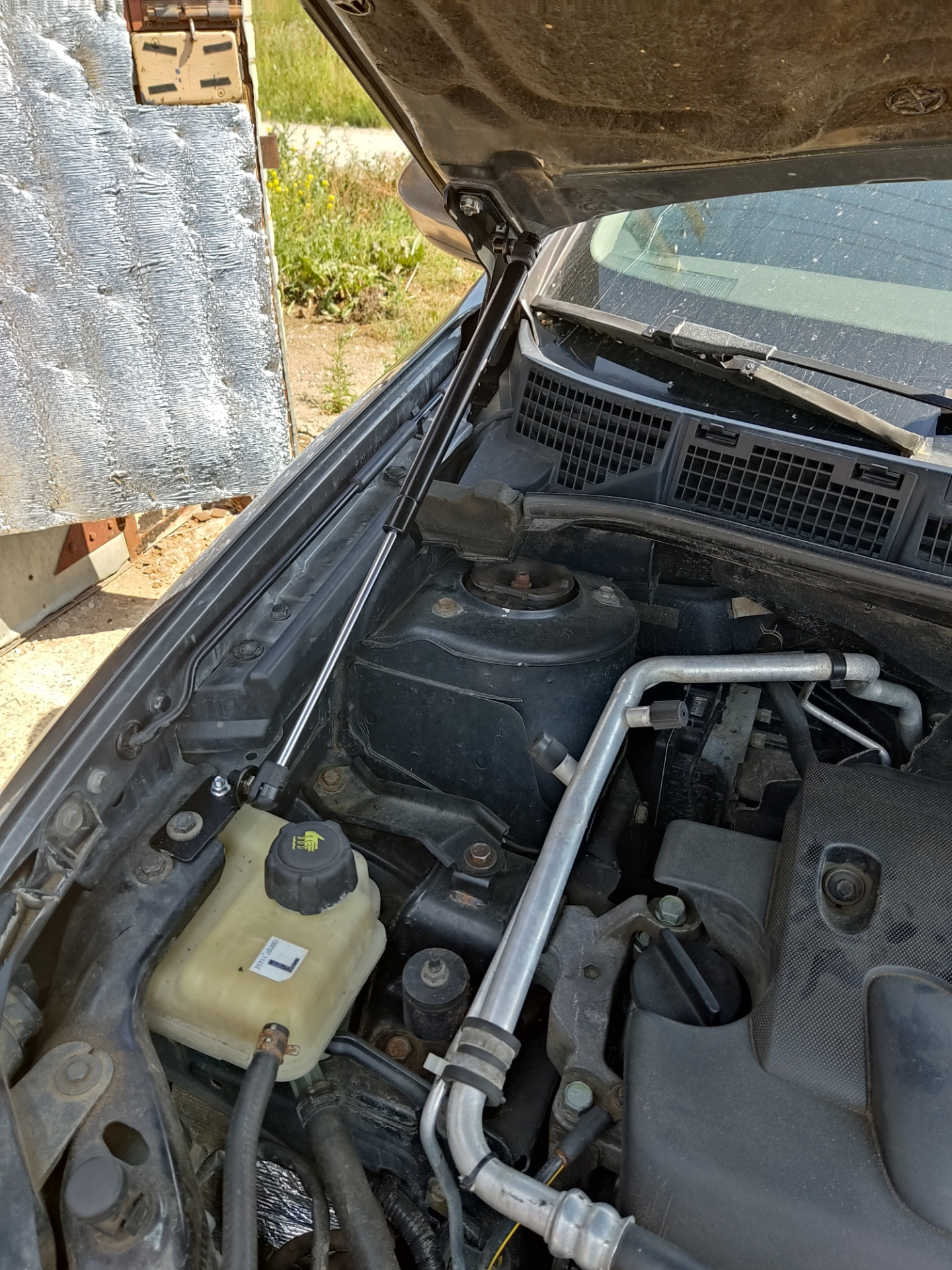 Газовые упоры капота — Nissan Qashqai (1G), 2 л, 2012 года | тюнинг