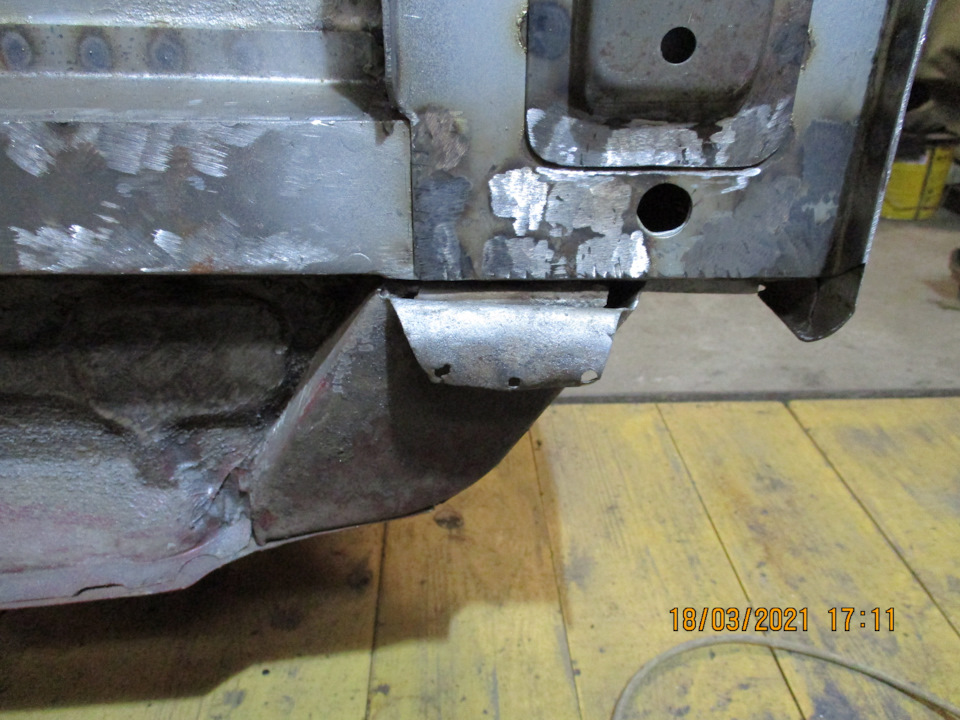 Внутри тоже усилитель. Как его сделать я уже придумал. — Ford Sierra