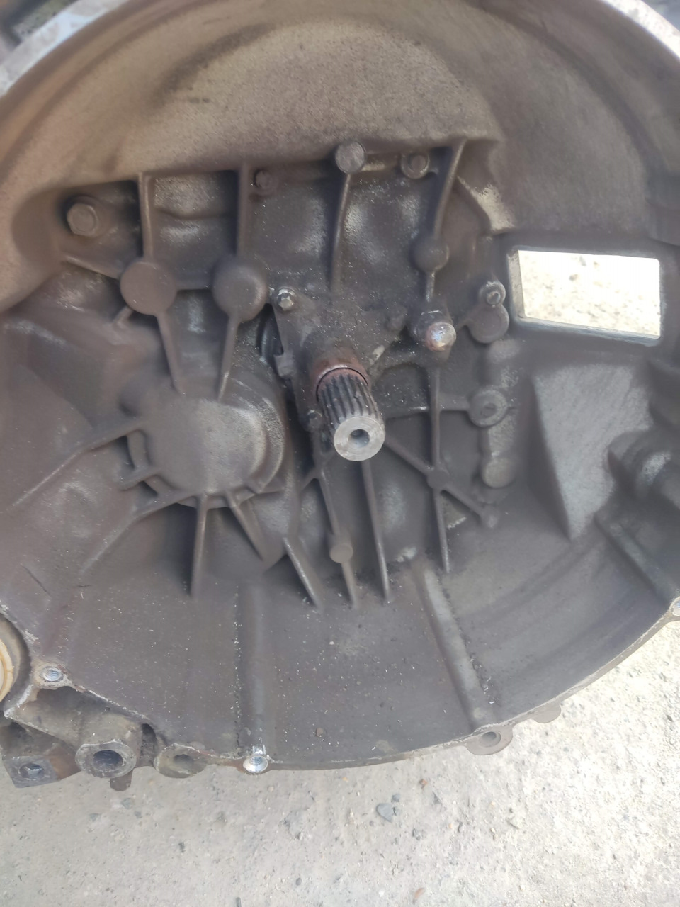 колокол со стороны корзины сцепления. Следы износа и немного стружки металла — Datsun on-Do
