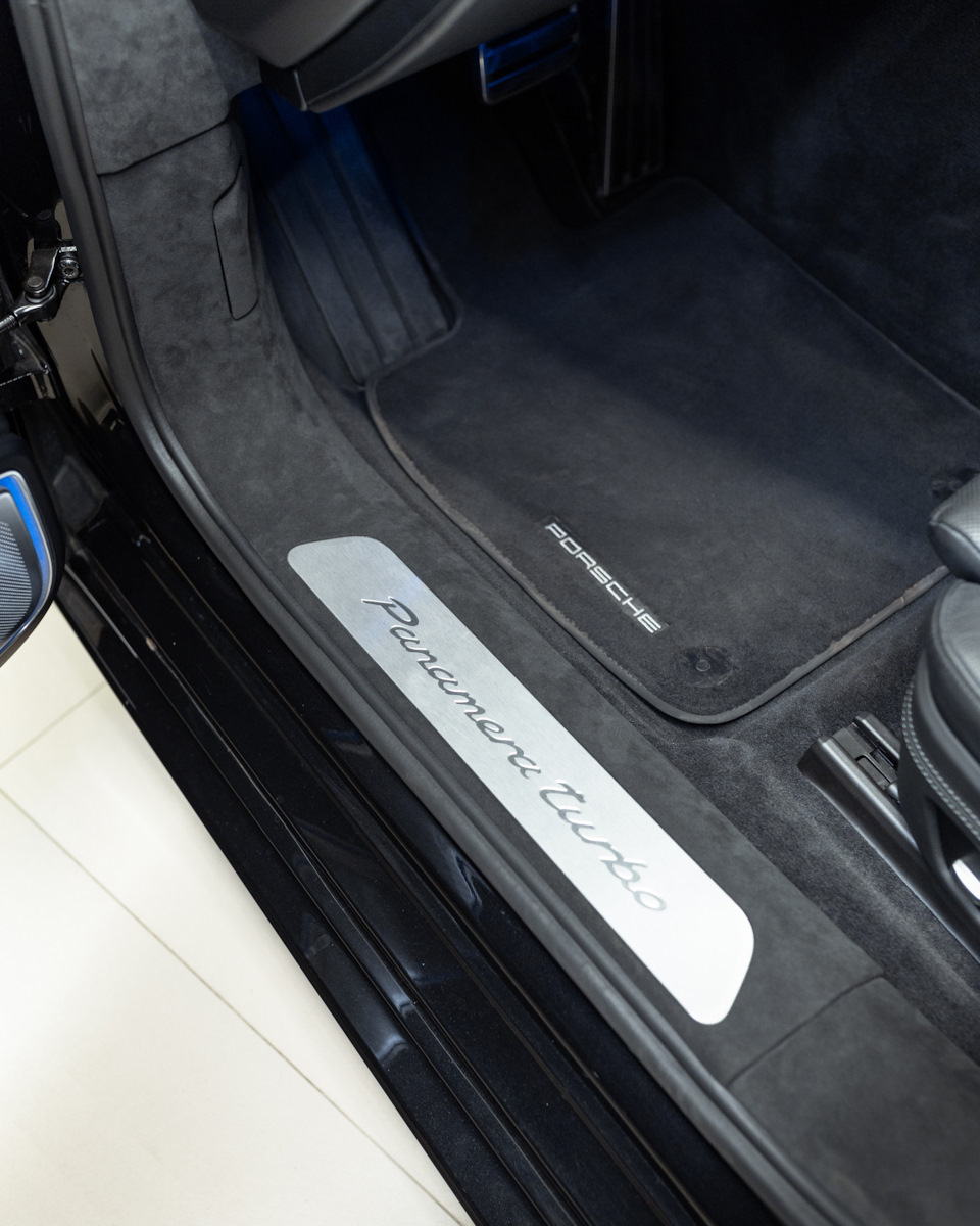 Перетяжка порогов, руля, крышки багажника в алькантару на Porsche ...