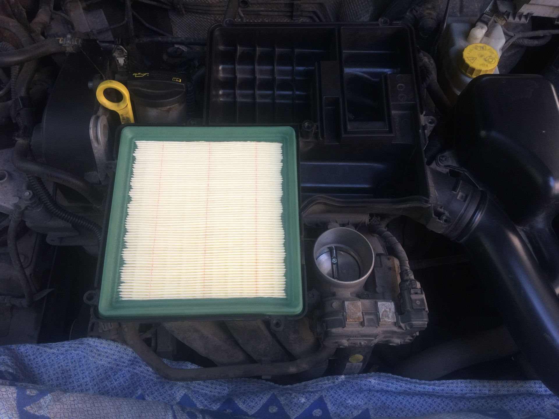 Замена воздушного фильтра ДВС — Volkswagen Polo Sedan, 1,6 л, 2016 года ...