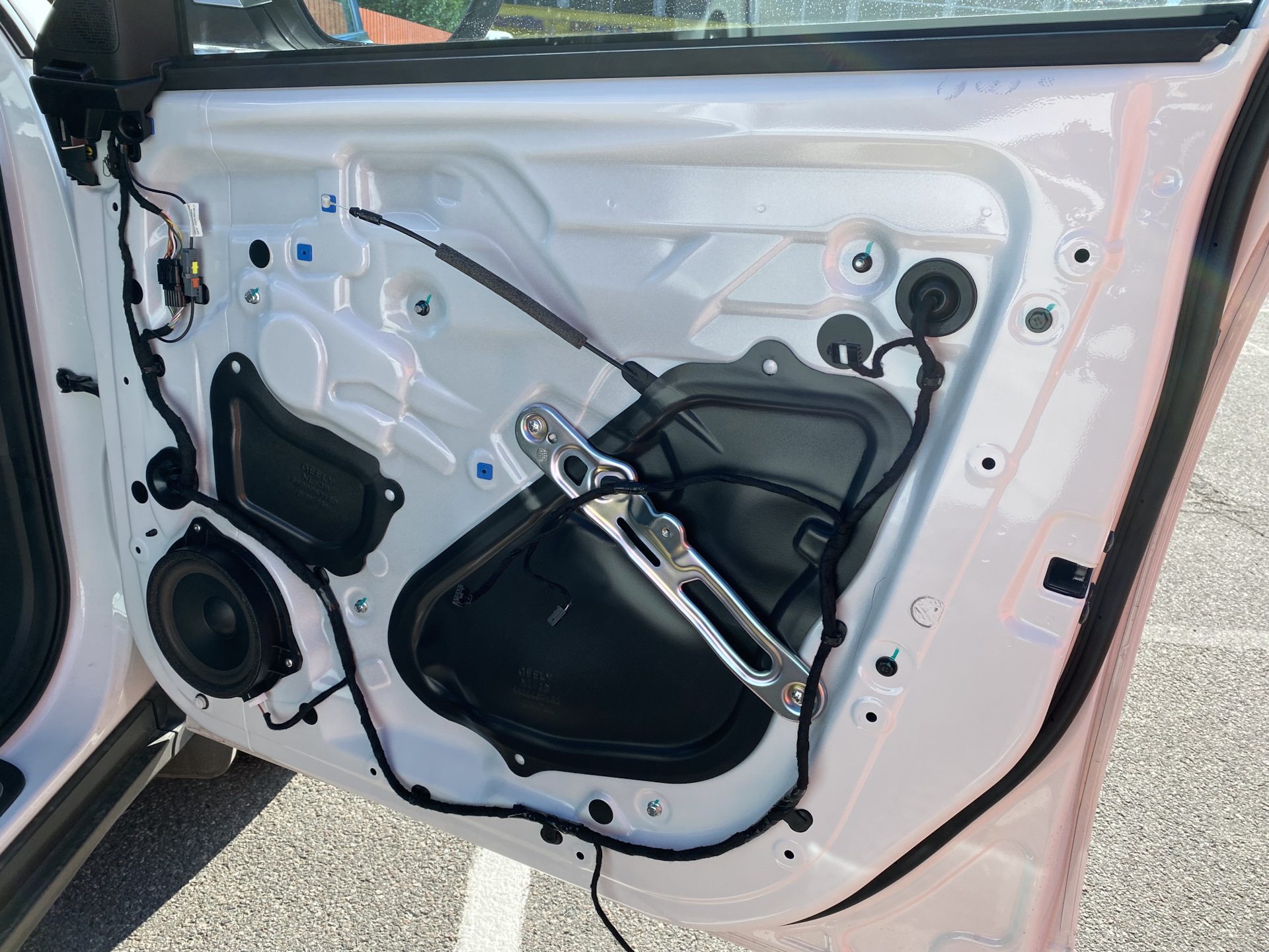 Динамики джили атлас про. Замена динамиков Geely Atlas Pro. Динамики Джили атлас. Замена акустики Geely Atlas Pro