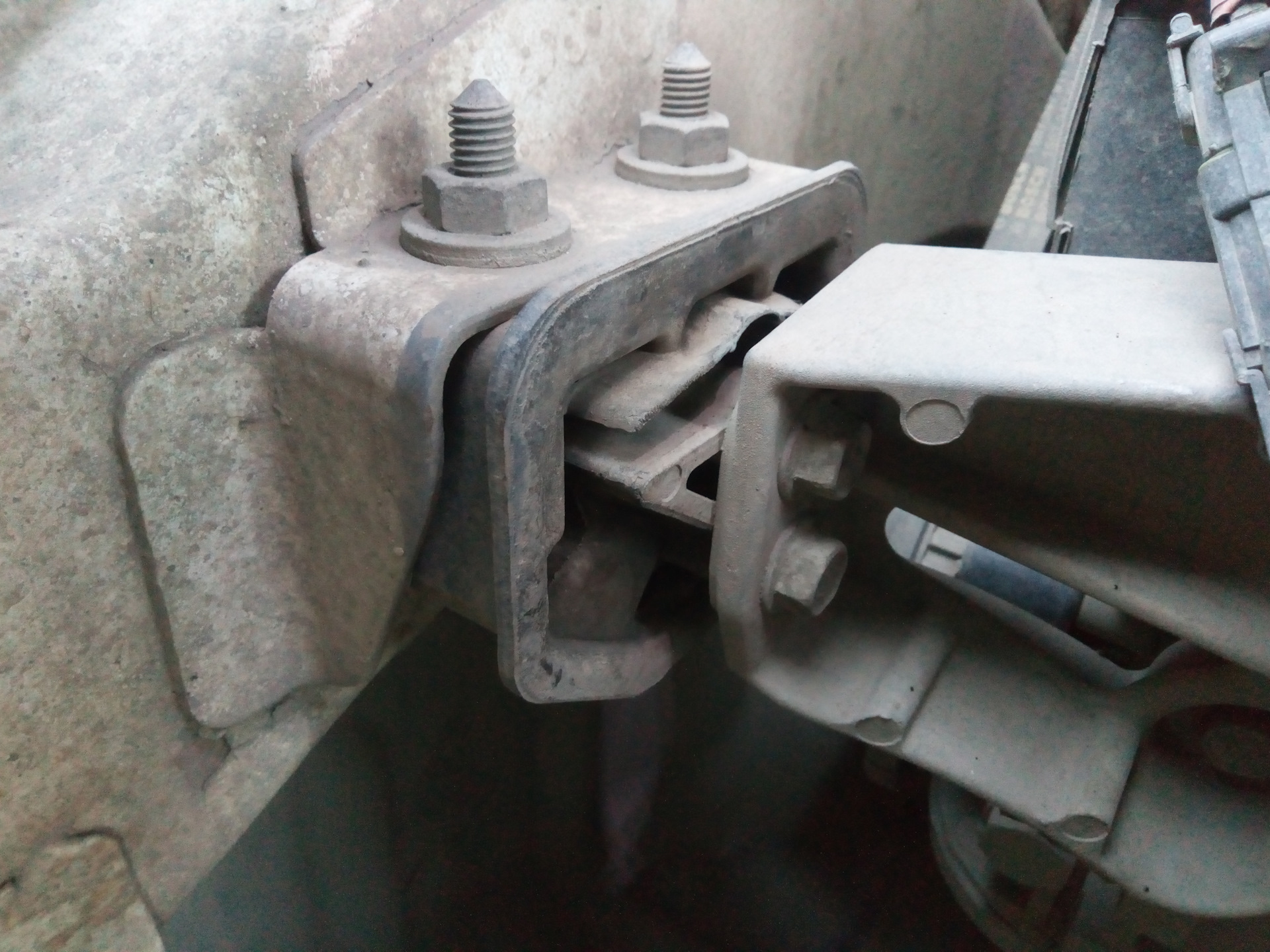 Замена передней правой подушки двигателя Сенс 1.3 - ЗАЗ Sens, 1,3 л, 2012 года р