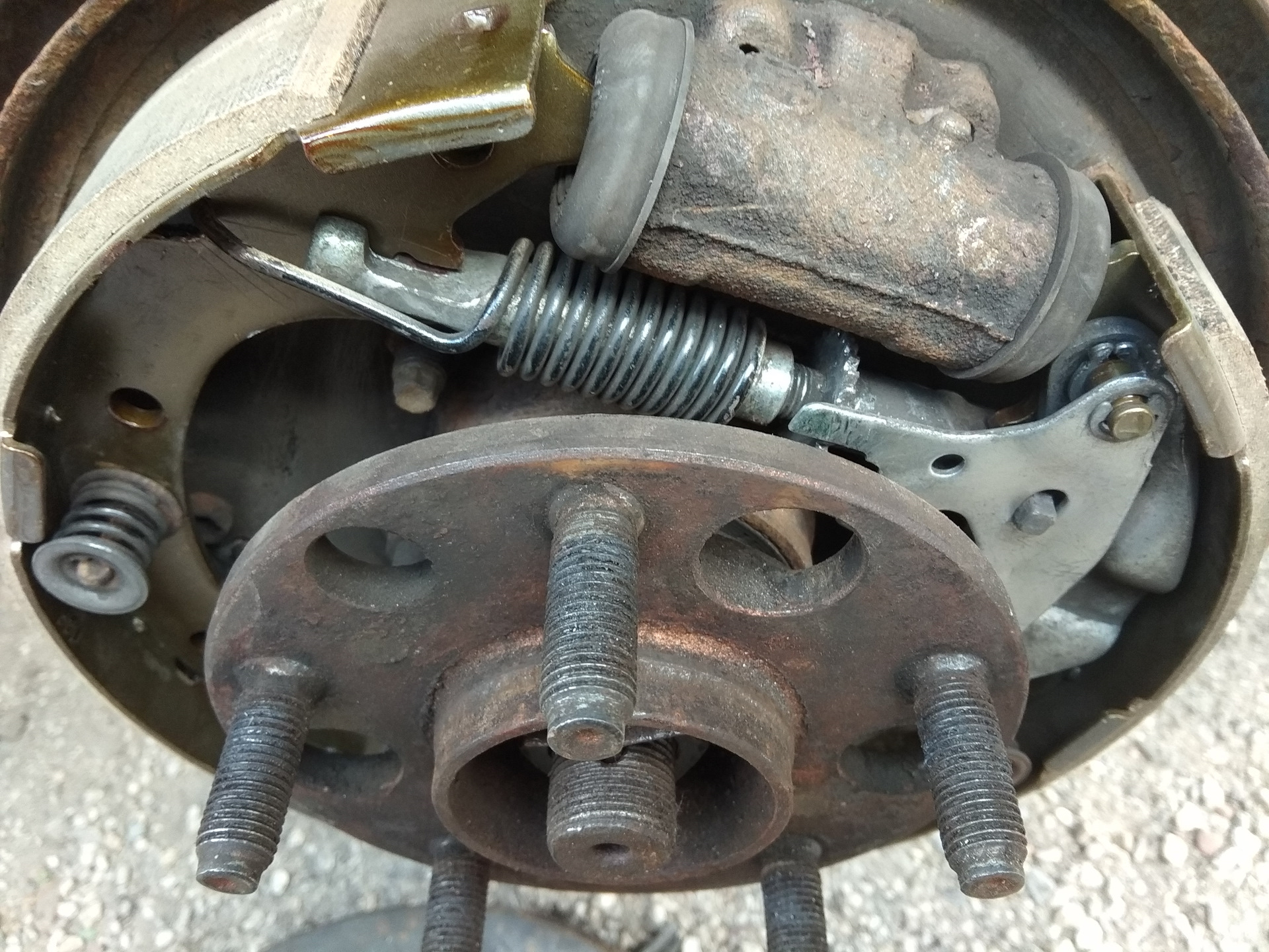 Замена задних тормозных колодок Toyota Ipsum (10), 2 л, 1996 года расходники D