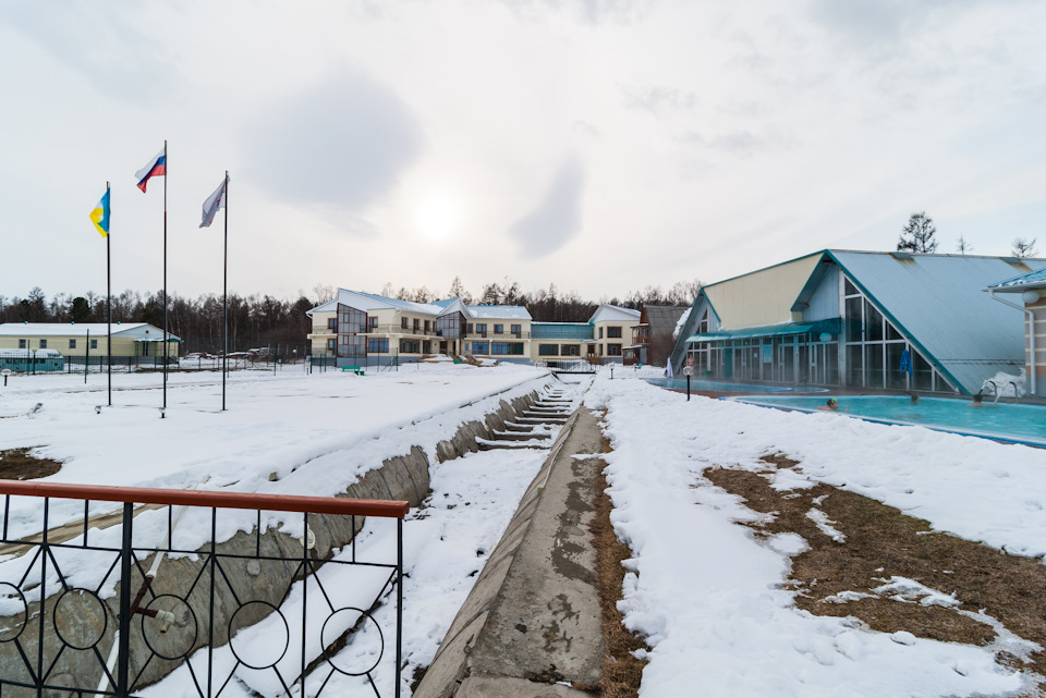 Справа — бассейн и оранжерея-раздевалка. — Lada Granta