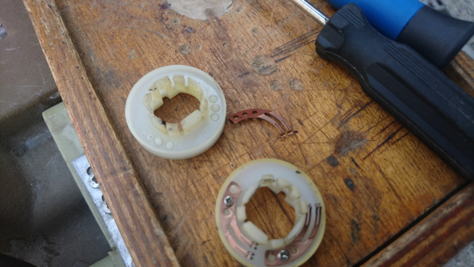 Дорожки крепились на сплавленные пластмассовых штырь, которые обломался, может от старости. Решение было не долгим, прикрутить саморезами. Всё удалось. Последние, ввиду размера, были взяты из игрушечный машинки. Полёт нормальный уж второй месяц. — Honda Stepwgn (1G)