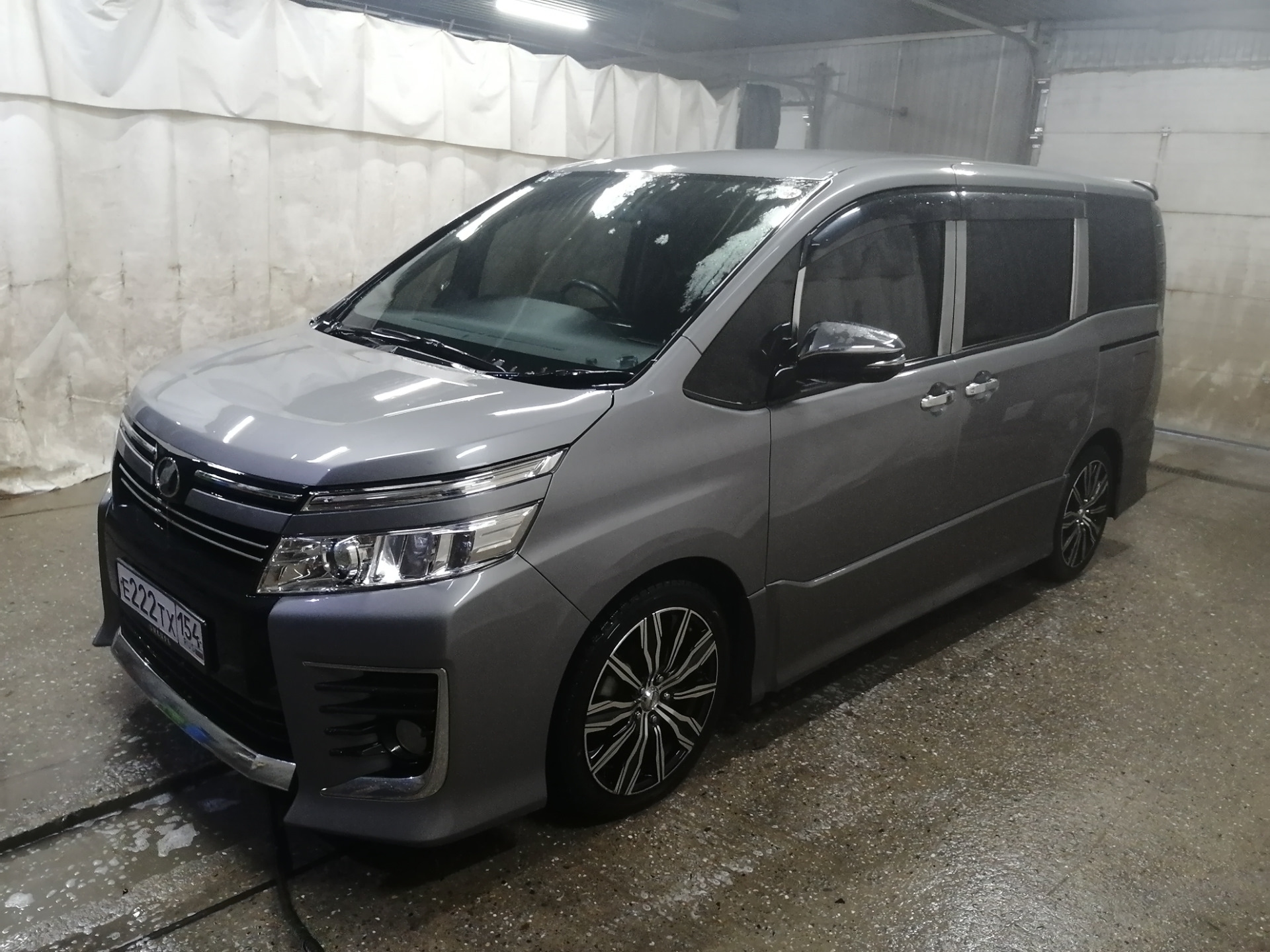 Toyota Voxy 3