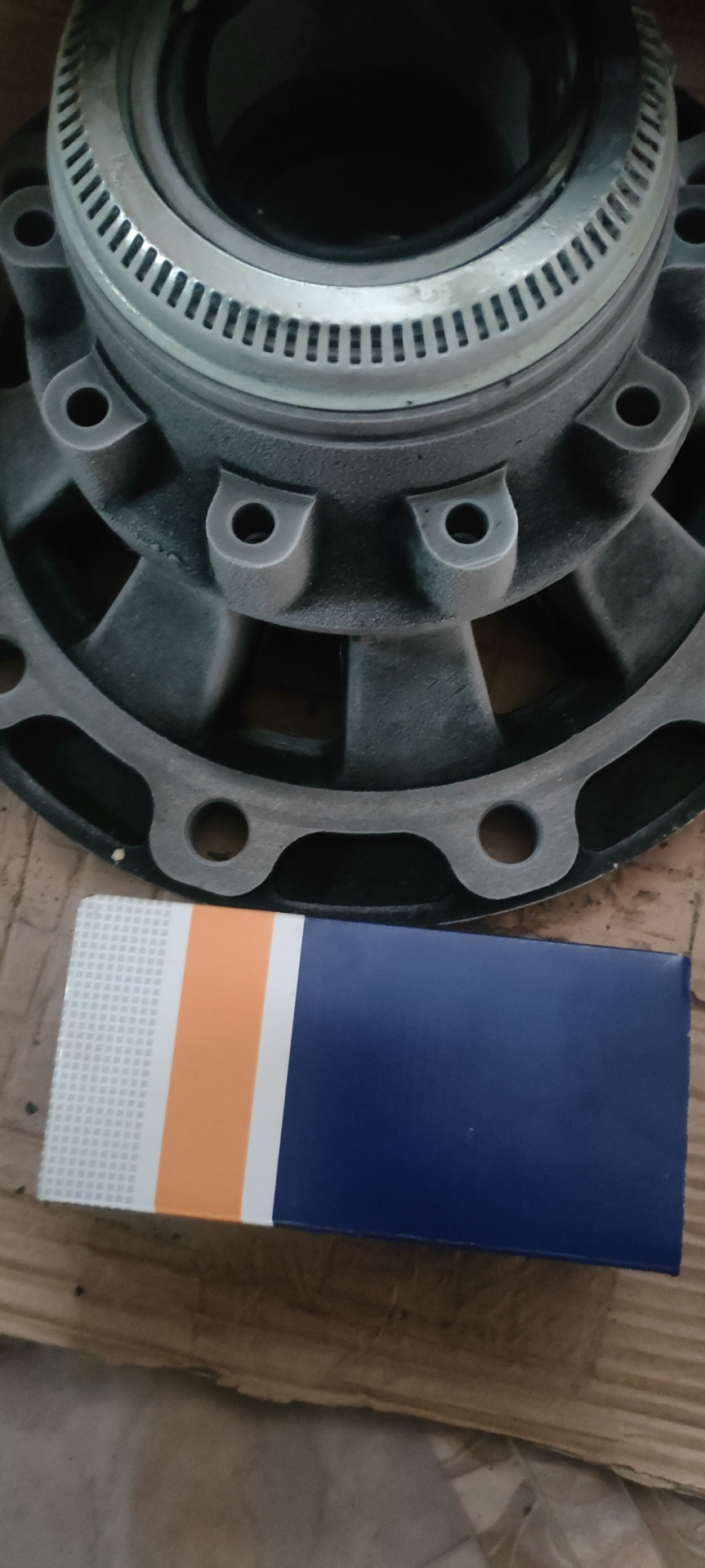 Замена задней правой ступицы по середине на полуприцепе — Volvo fh, 9,9 ...