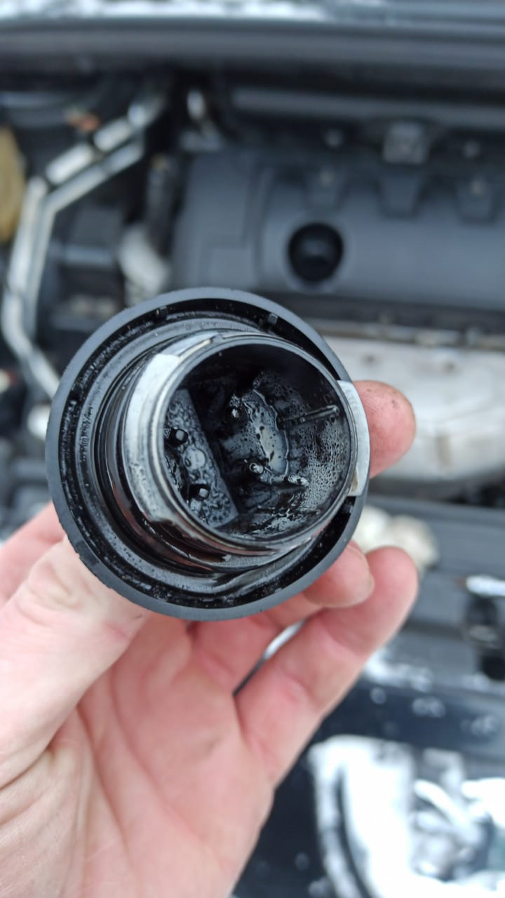 Белый налет под масляной крышкой клапанной крышки — Peugeot 308 (1G), 1 ...