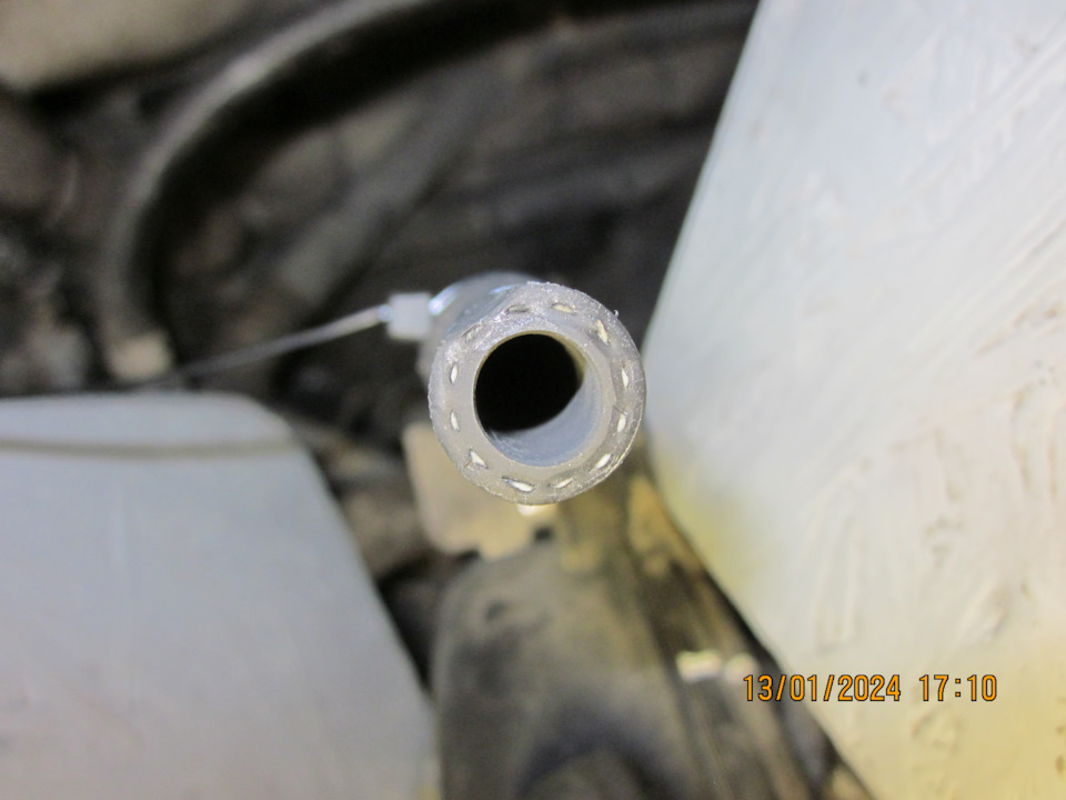 Шланг топливной магистрали весьма качественный и не утратил свойств, походит ещё — Lada Vesta SW (1G). Запчасти на фото: 13012024