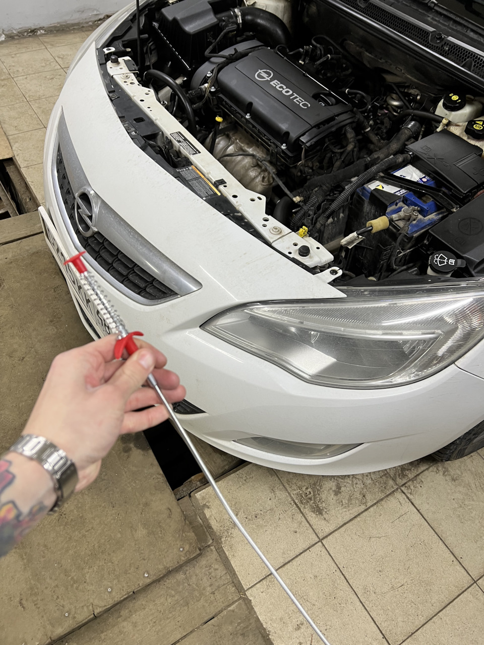 Упала лампочка в фару. — Opel Astra J, 1,6 л, 2011 года | плановое ТО ...