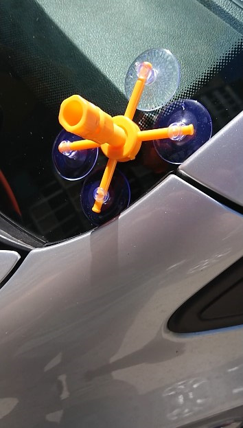 Решил сам заделать скол на лобовом. И что из этого получилось ...