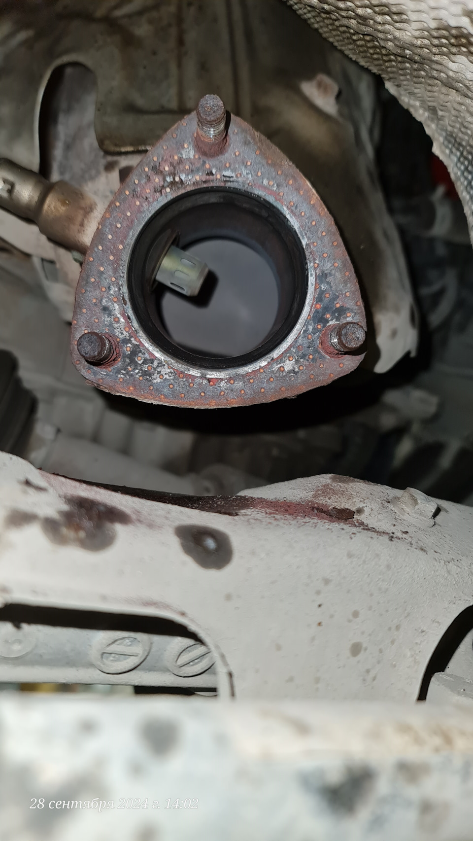 Заодно глянул на катализатор, с этой стороны никаких разрушений, косяков вроде нет. — Lada Vesta SW Cross (1G)