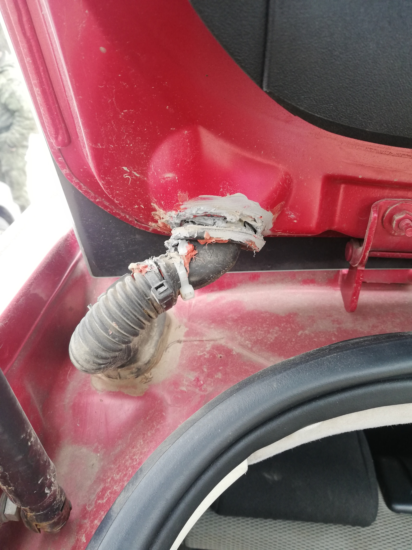 Вода под запаской, не видит открытия крышки багажника, не горит свет в ...